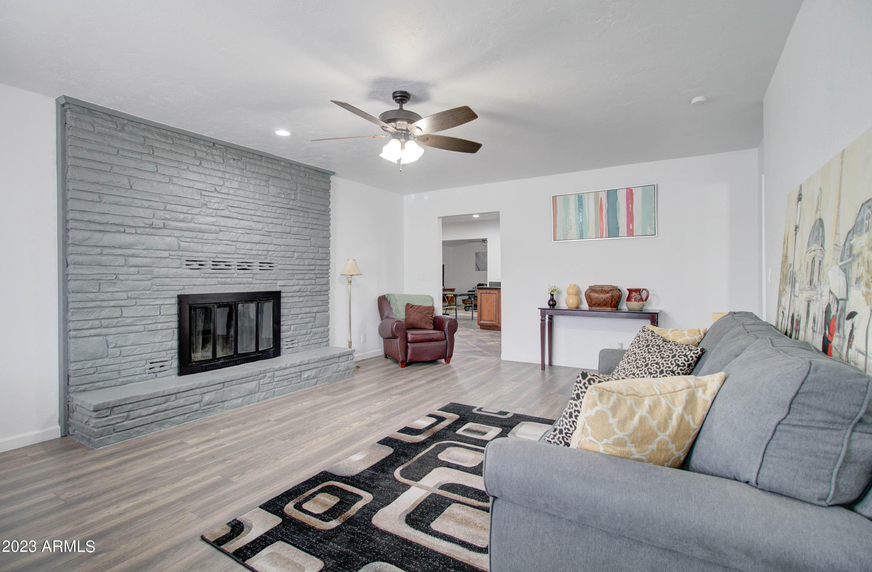 1106 E LYNDSAY Drive