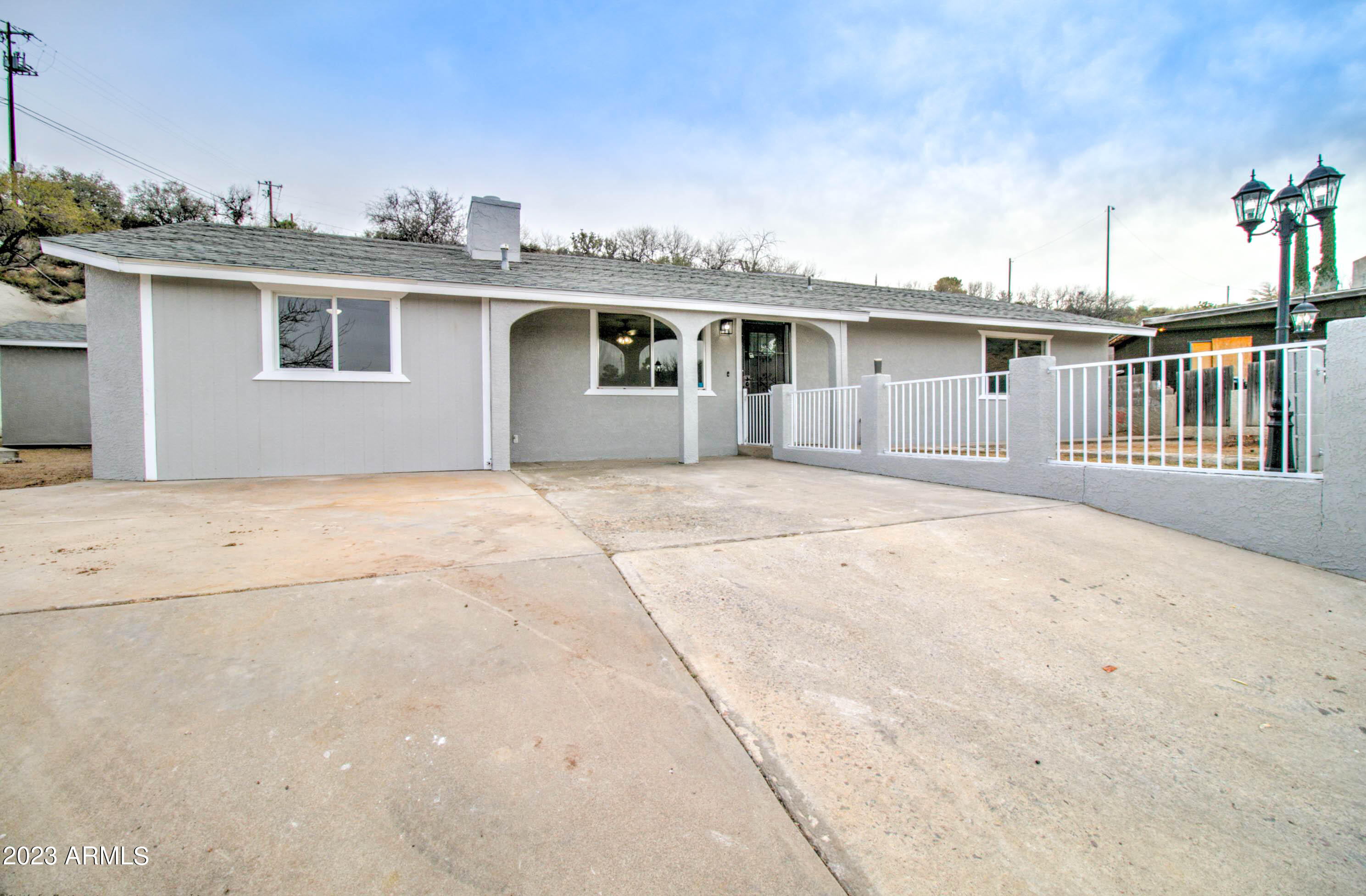 1106 E LYNDSAY Drive