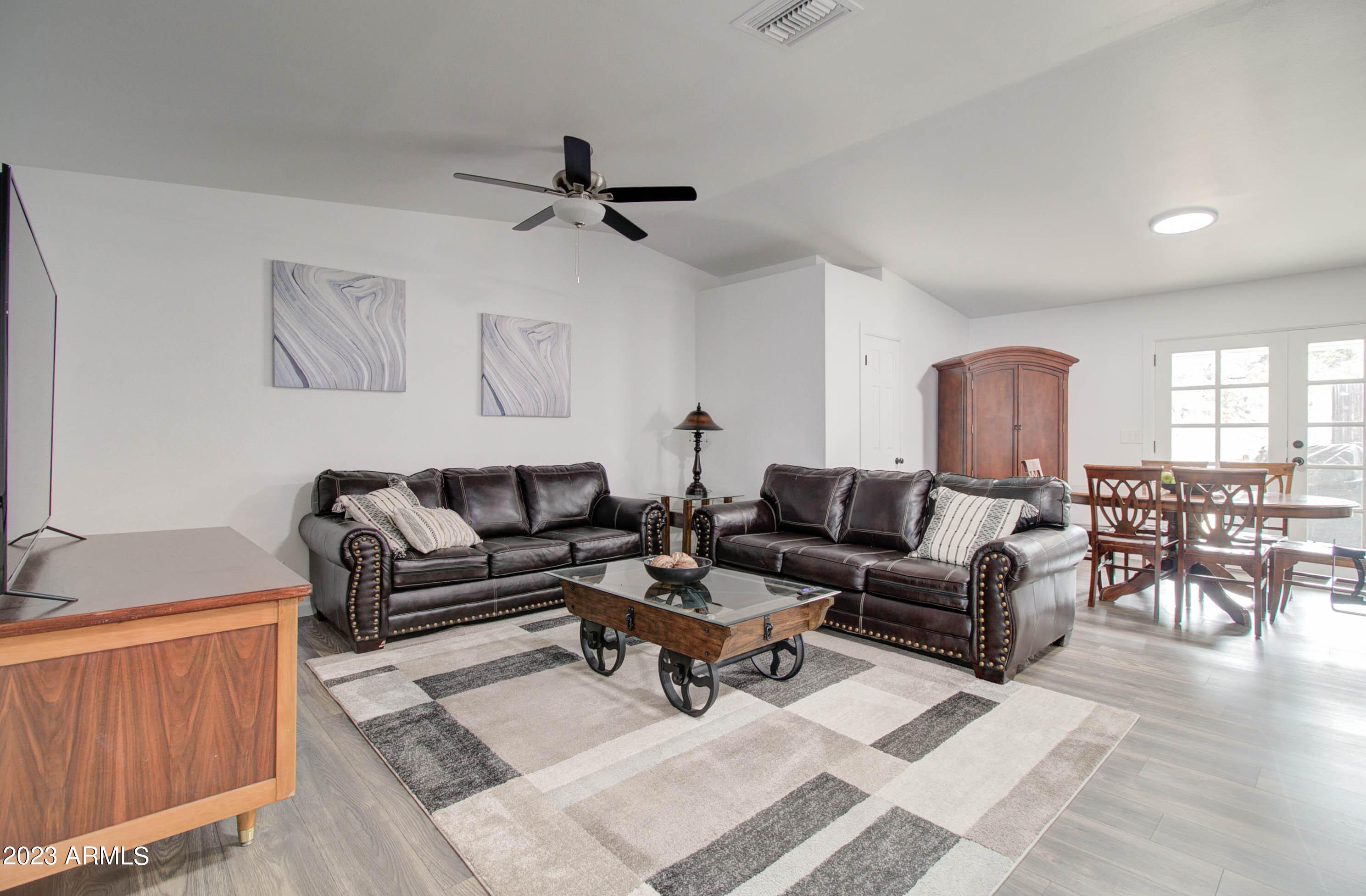 1106 E LYNDSAY Drive