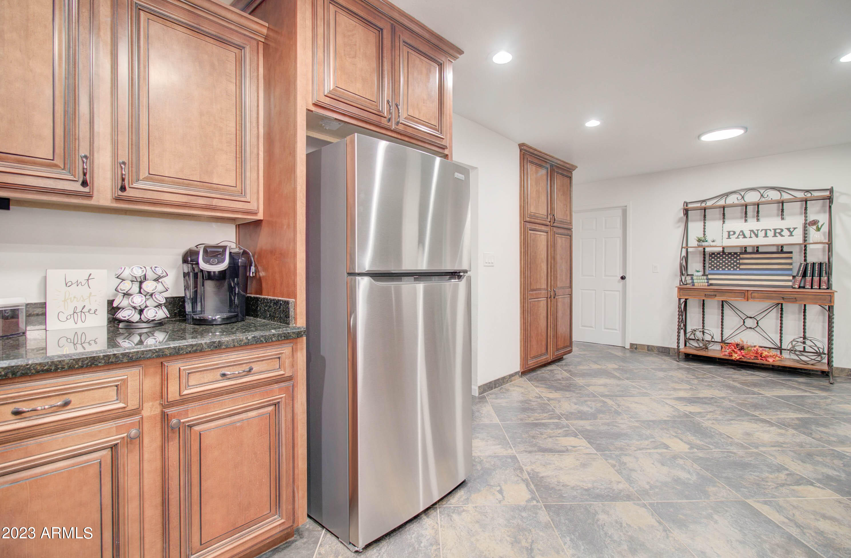 1106 E LYNDSAY Drive