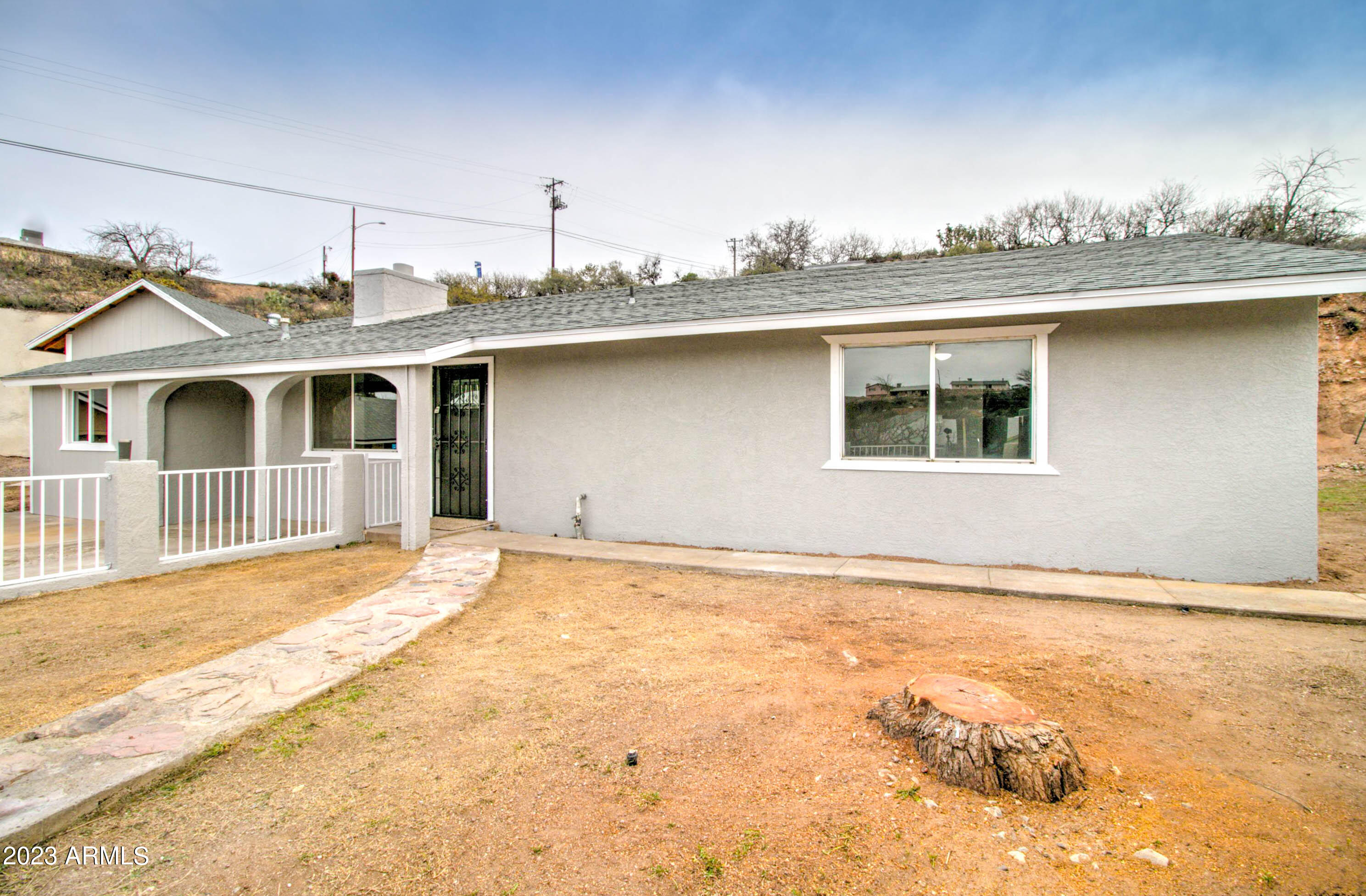 1106 E LYNDSAY Drive