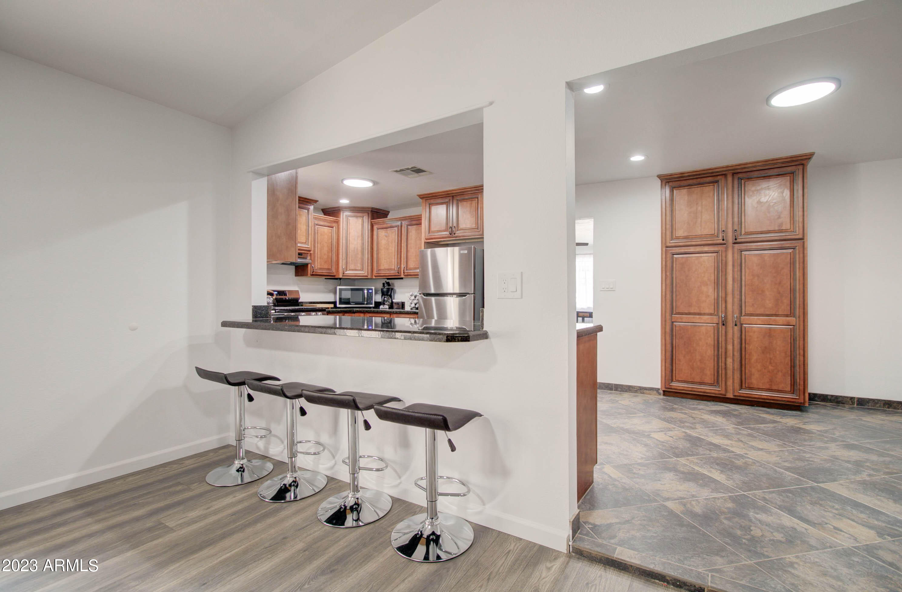 1106 E LYNDSAY Drive