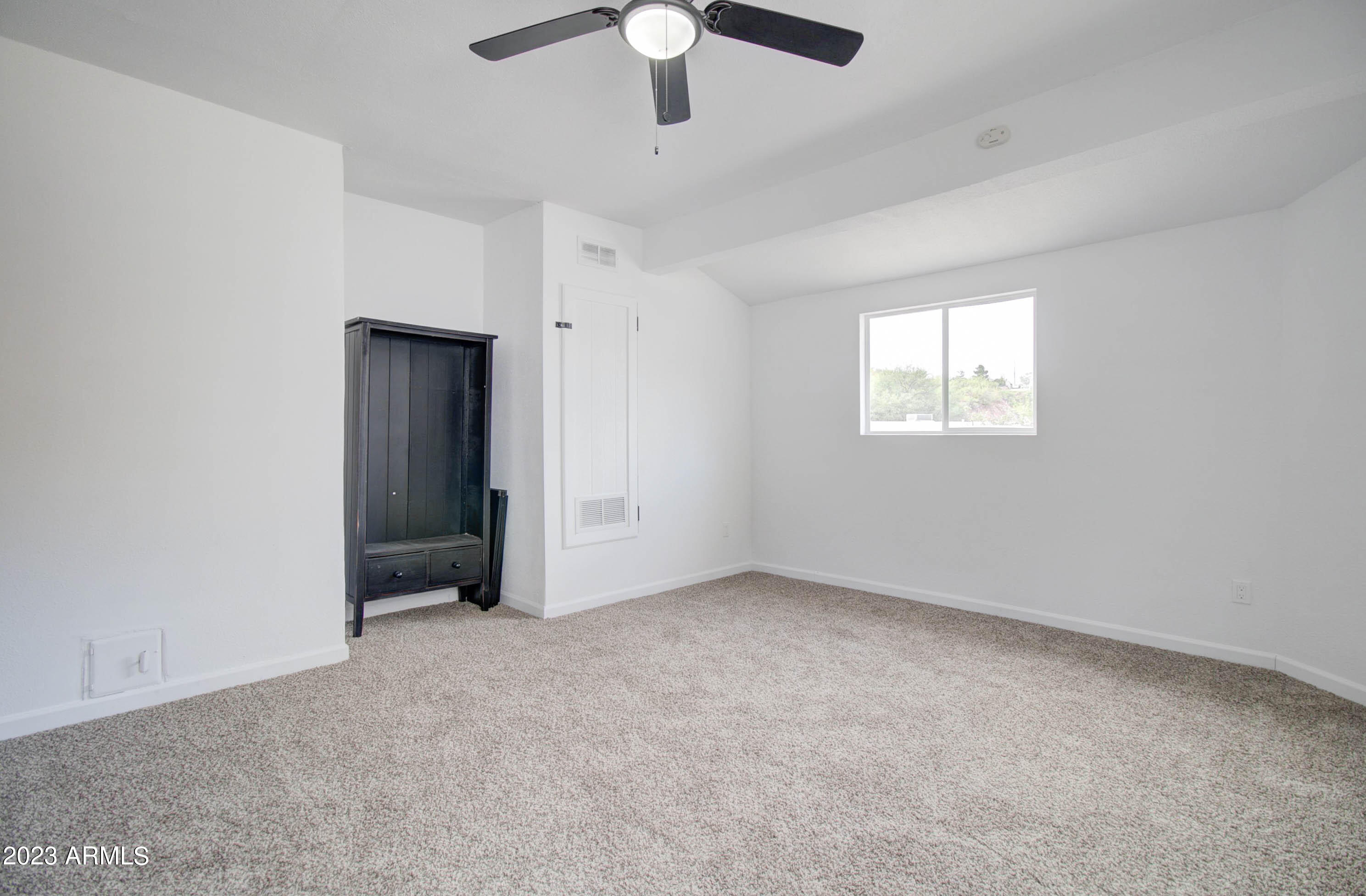1106 E LYNDSAY Drive