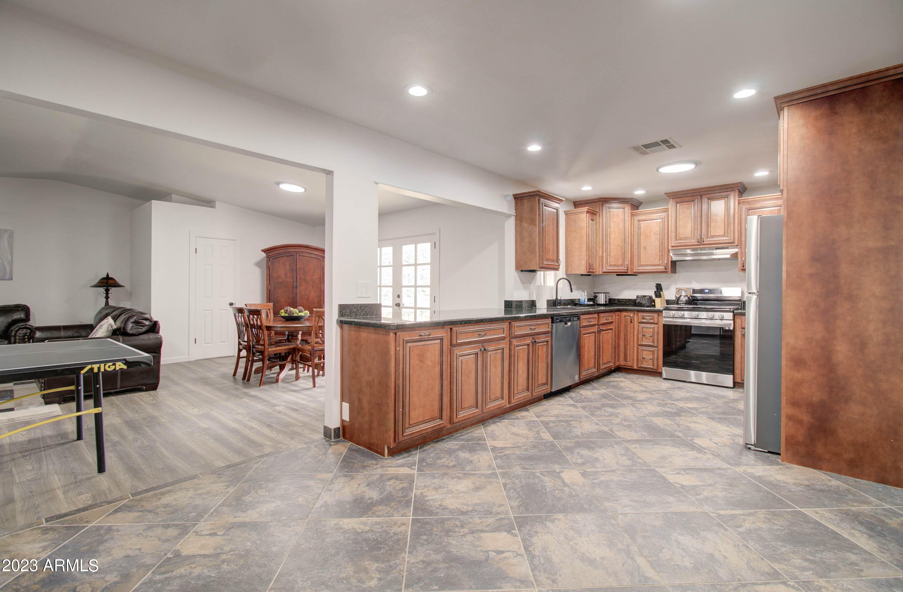 1106 E LYNDSAY Drive