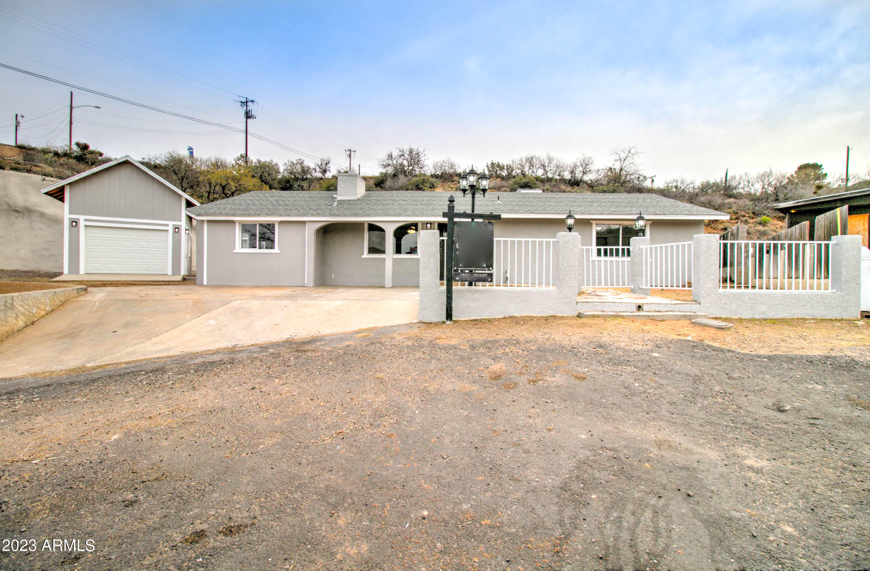 1106 E LYNDSAY Drive