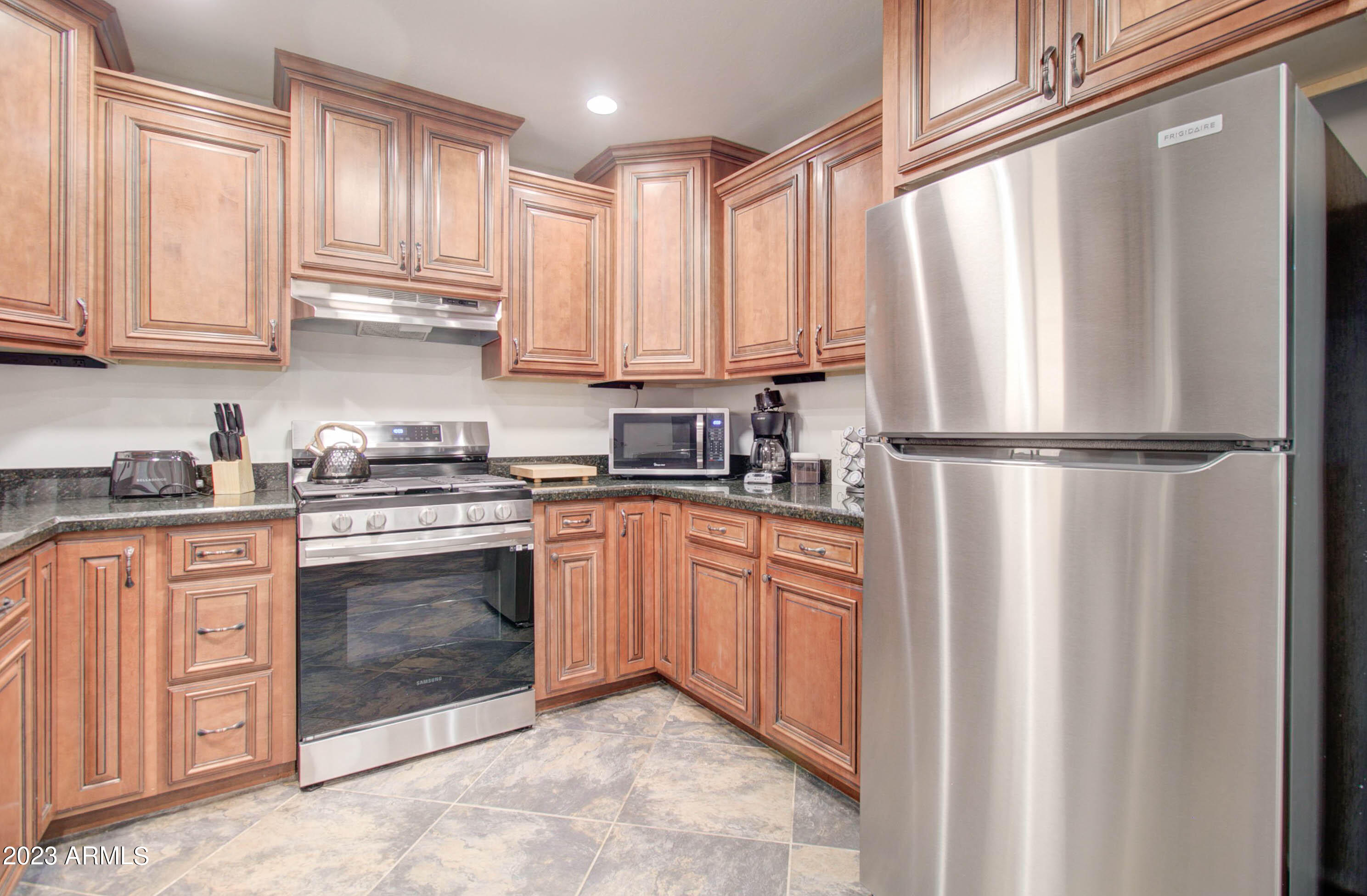 1106 E LYNDSAY Drive