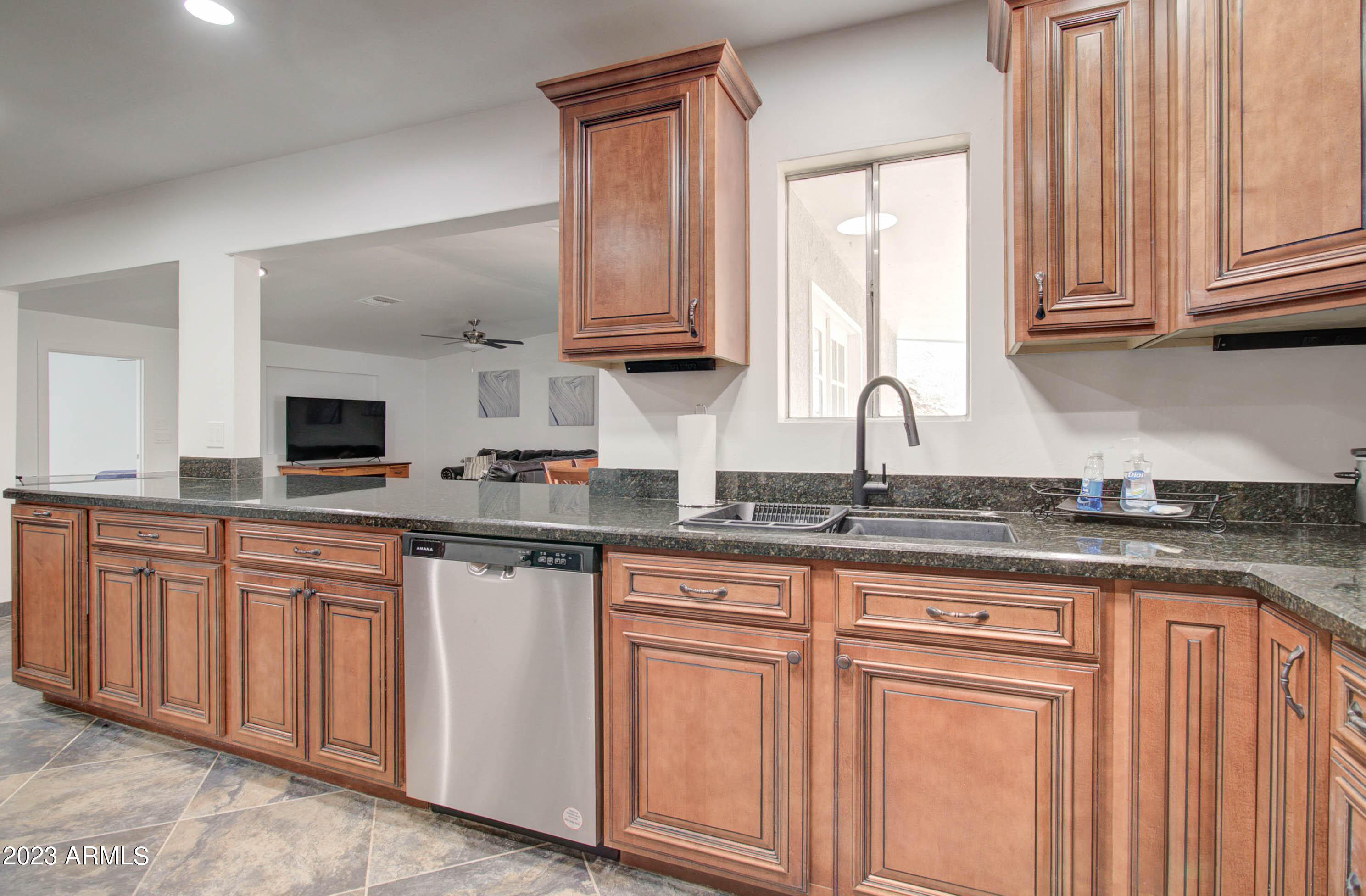 1106 E LYNDSAY Drive