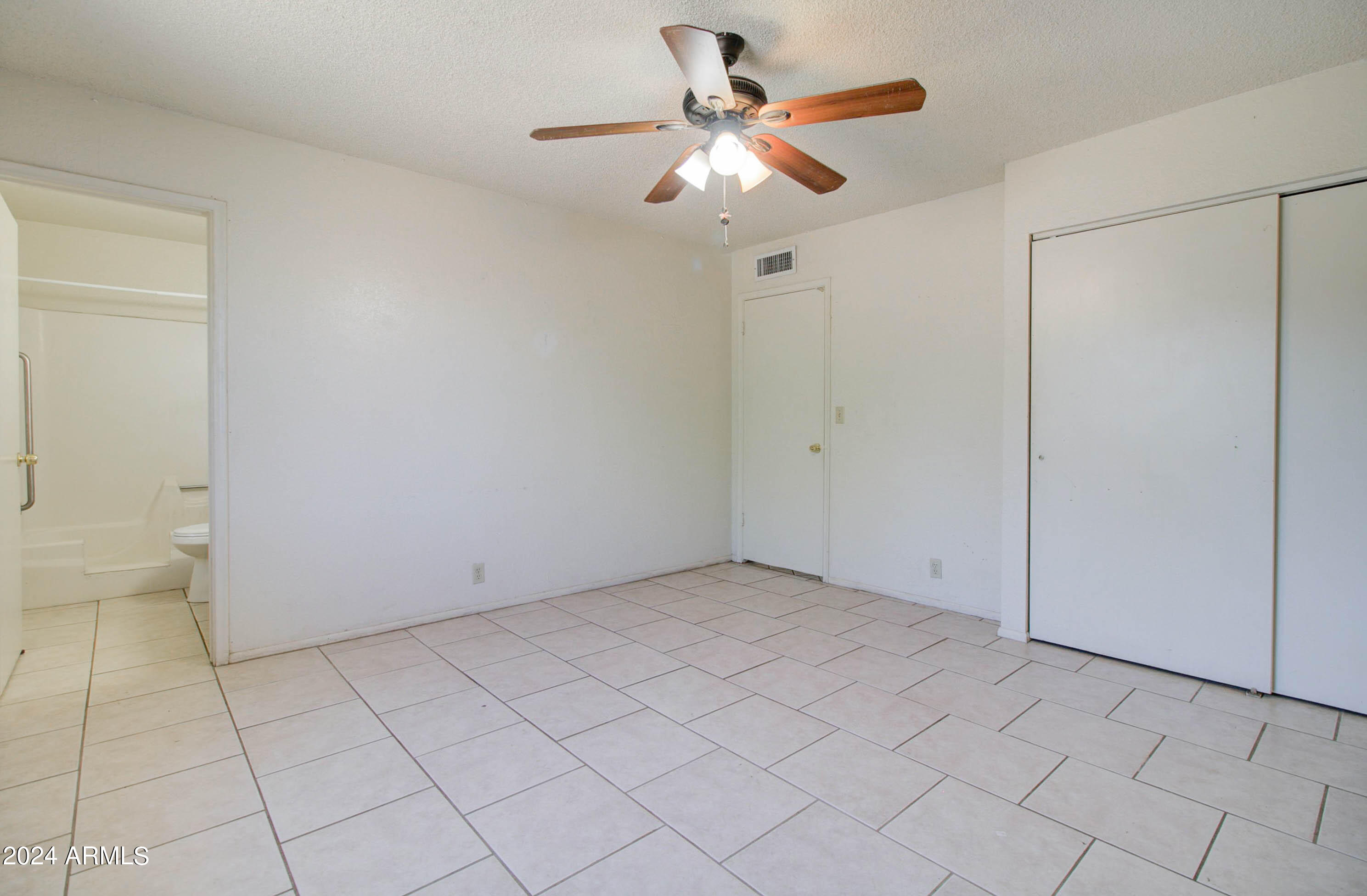 216 W IVANHOE Road