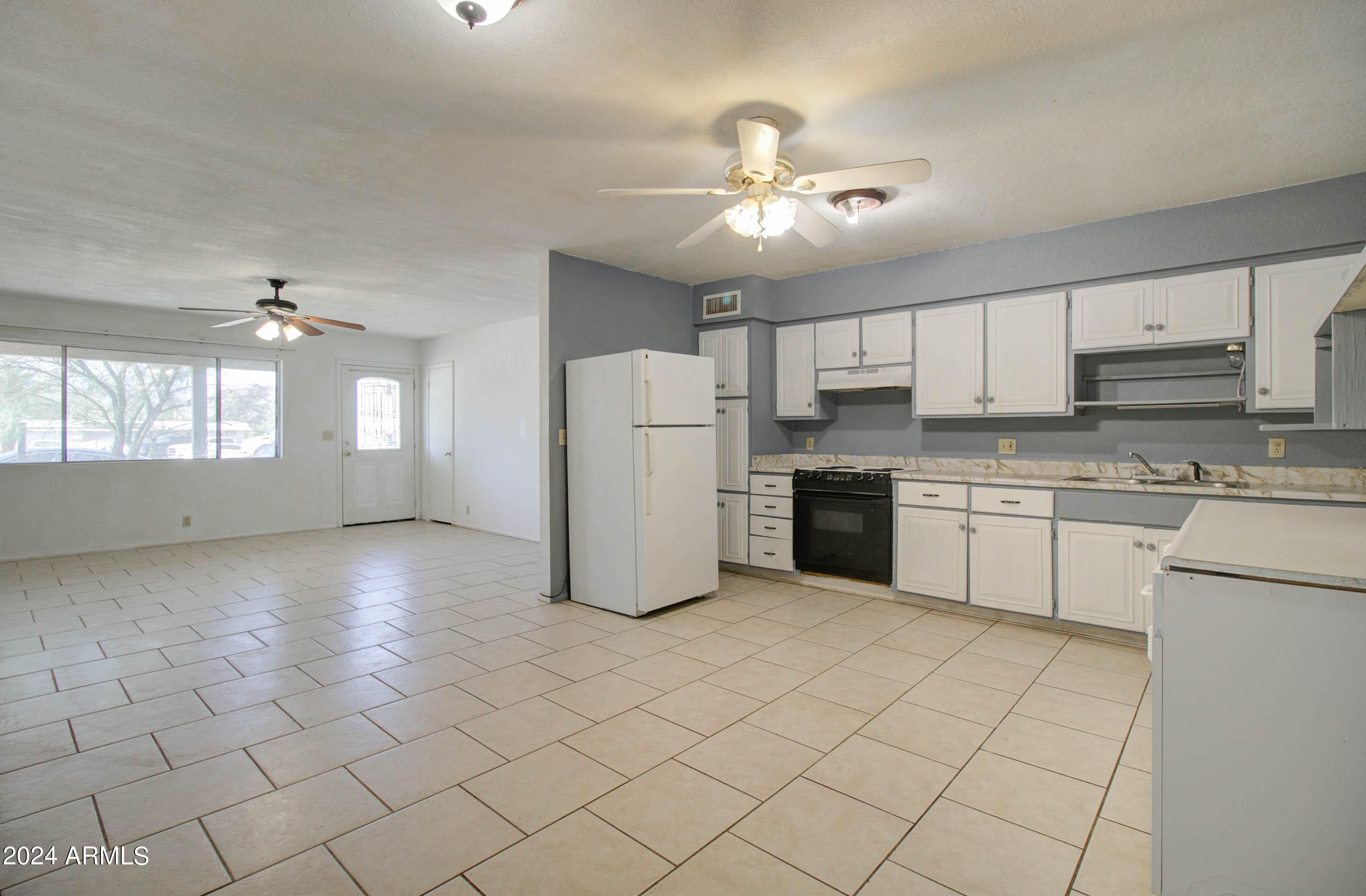 216 W IVANHOE Road