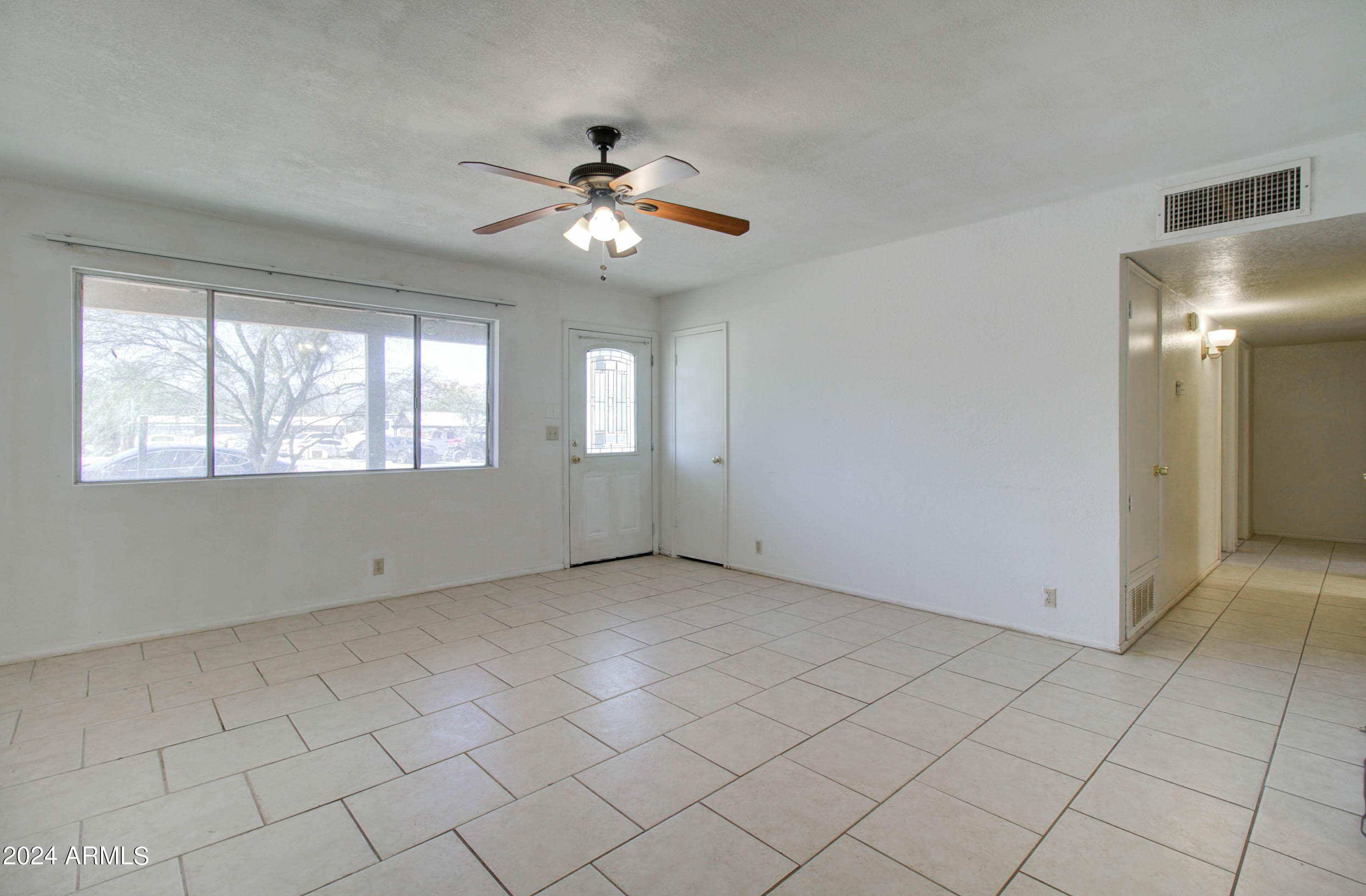 216 W IVANHOE Road