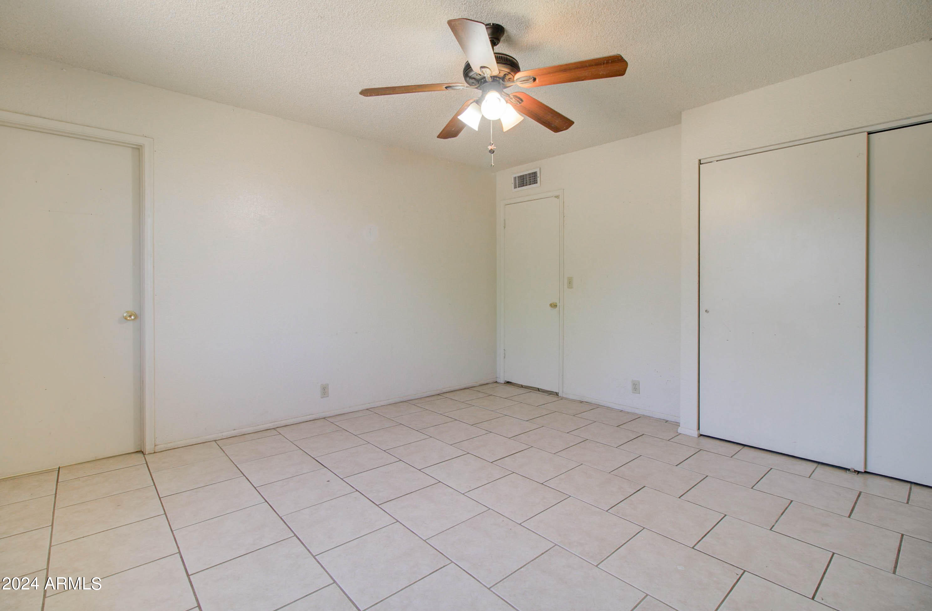 216 W IVANHOE Road