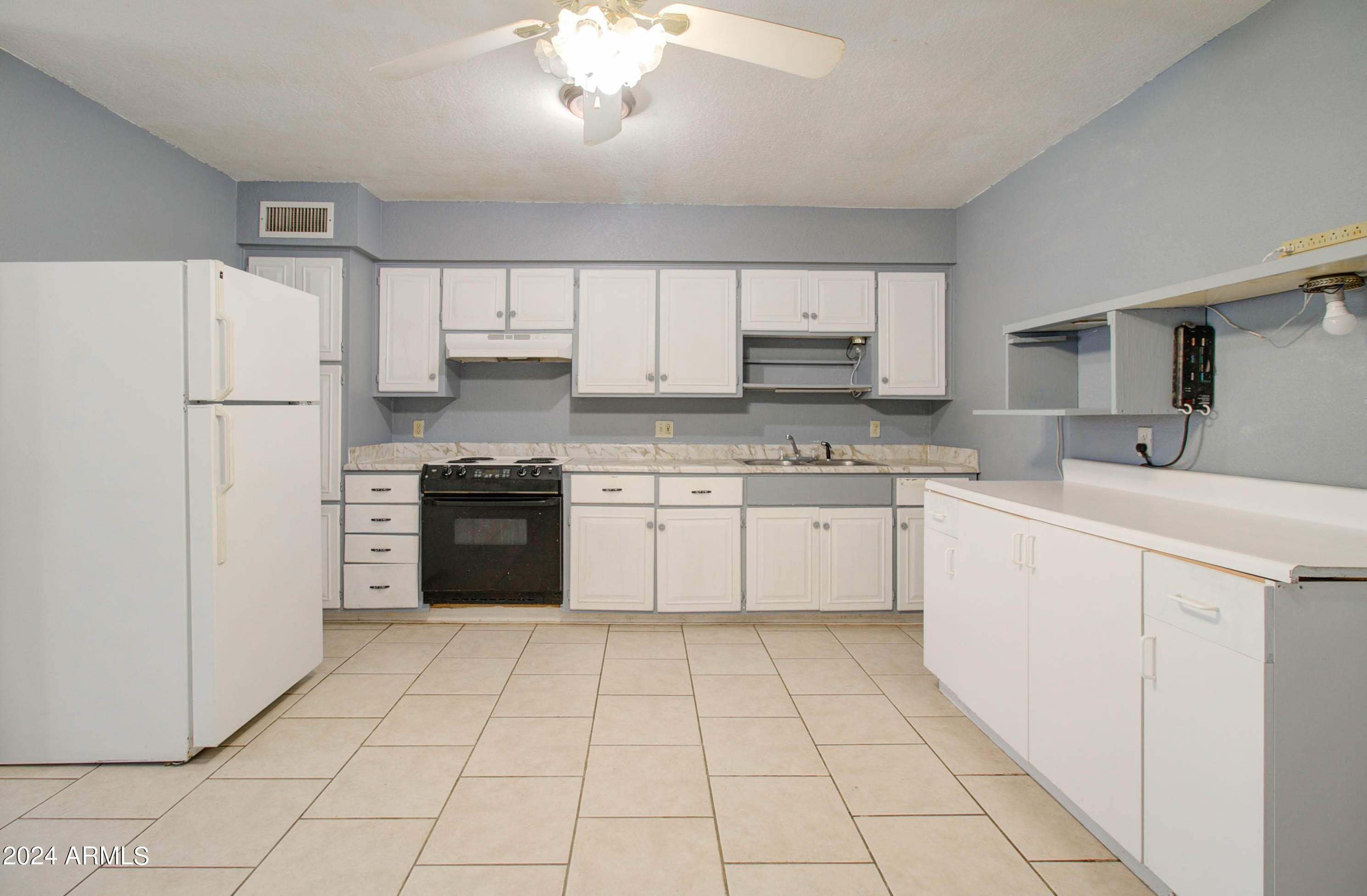 216 W IVANHOE Road