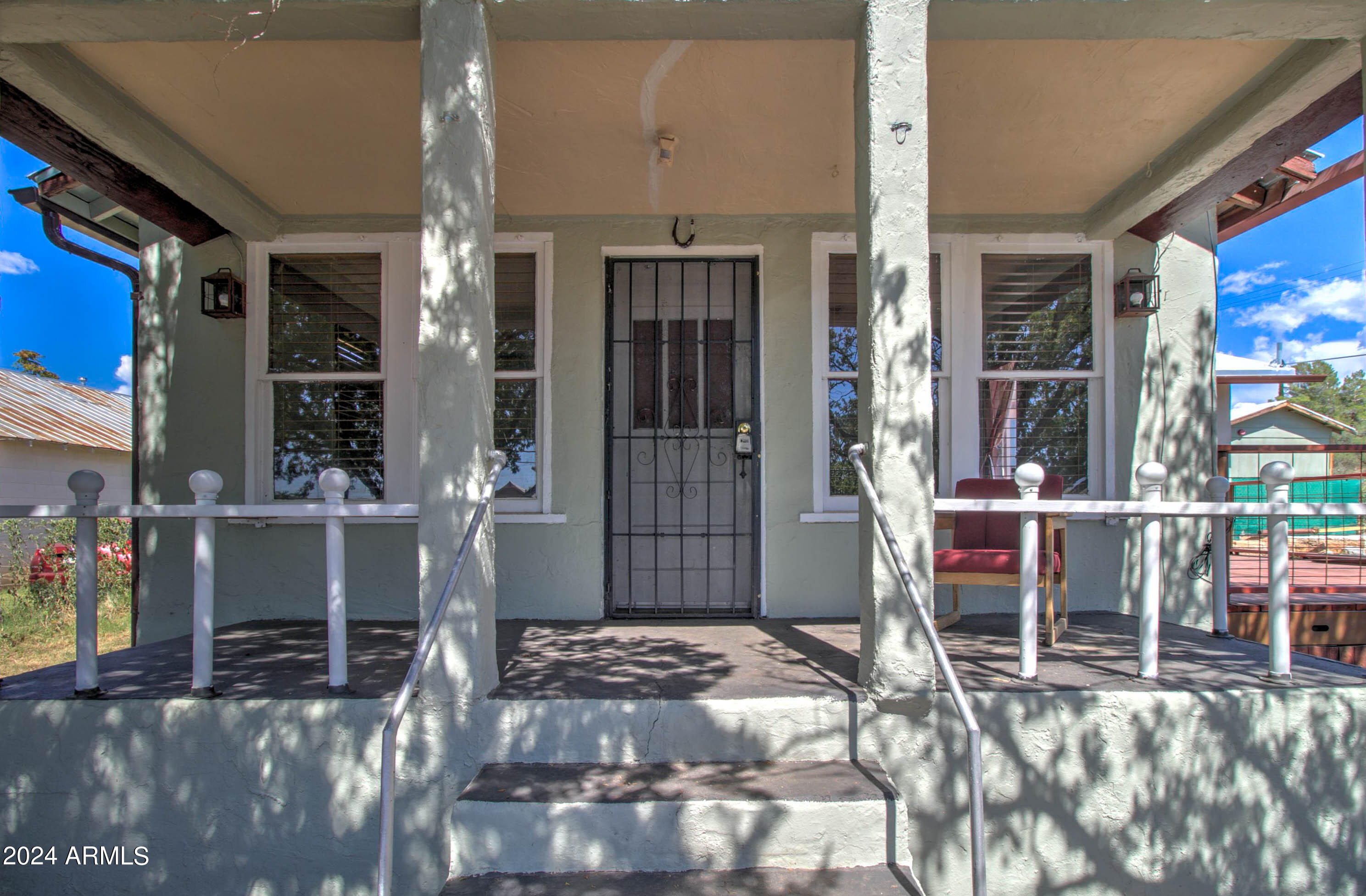 821 N SUTHERLAND Street