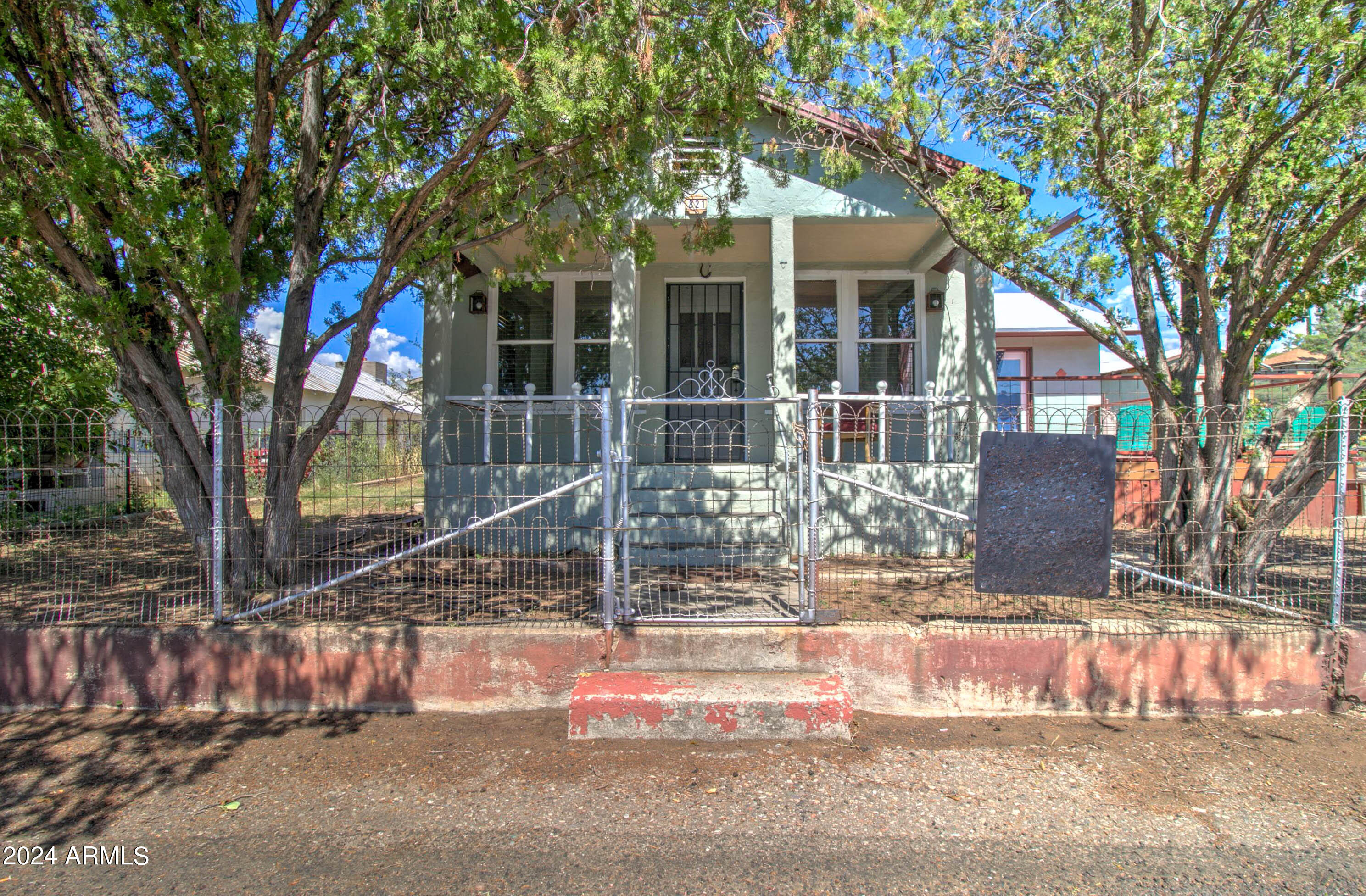 821 N SUTHERLAND Street