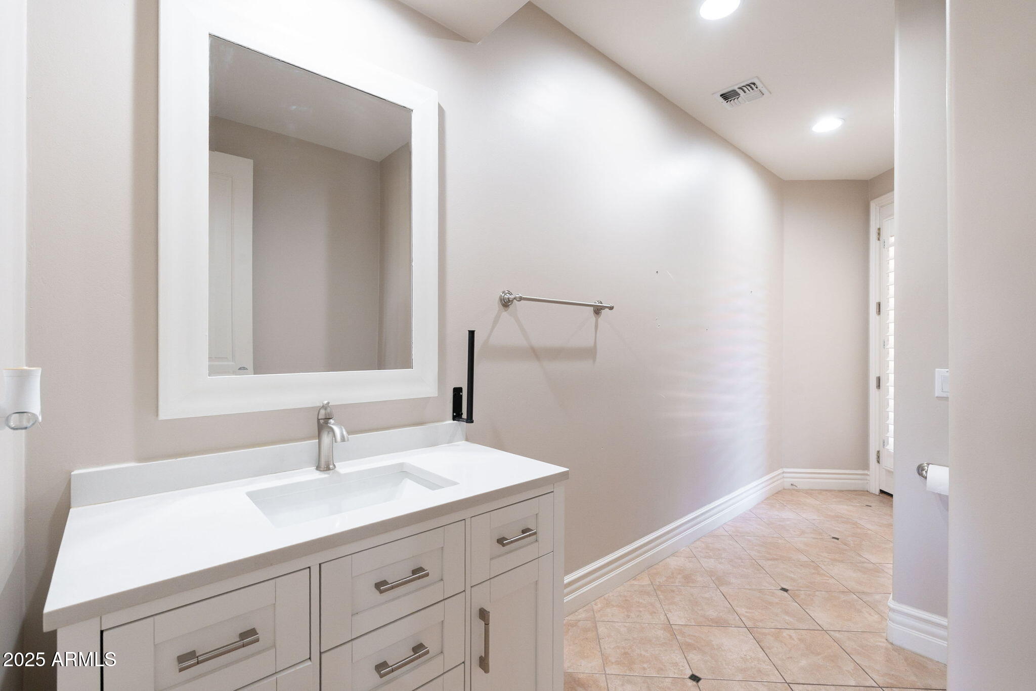 3949 E NORCROFT Circle