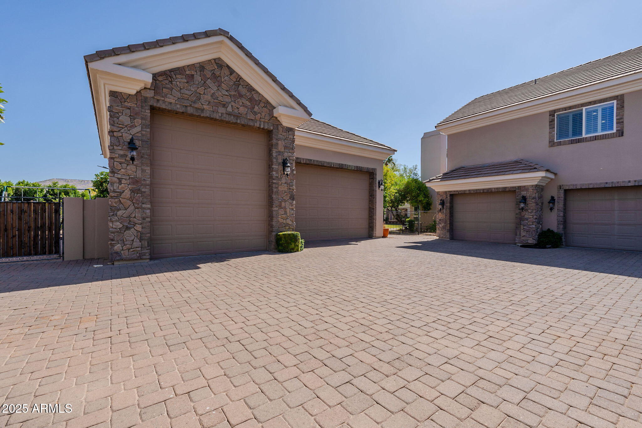 3949 E NORCROFT Circle