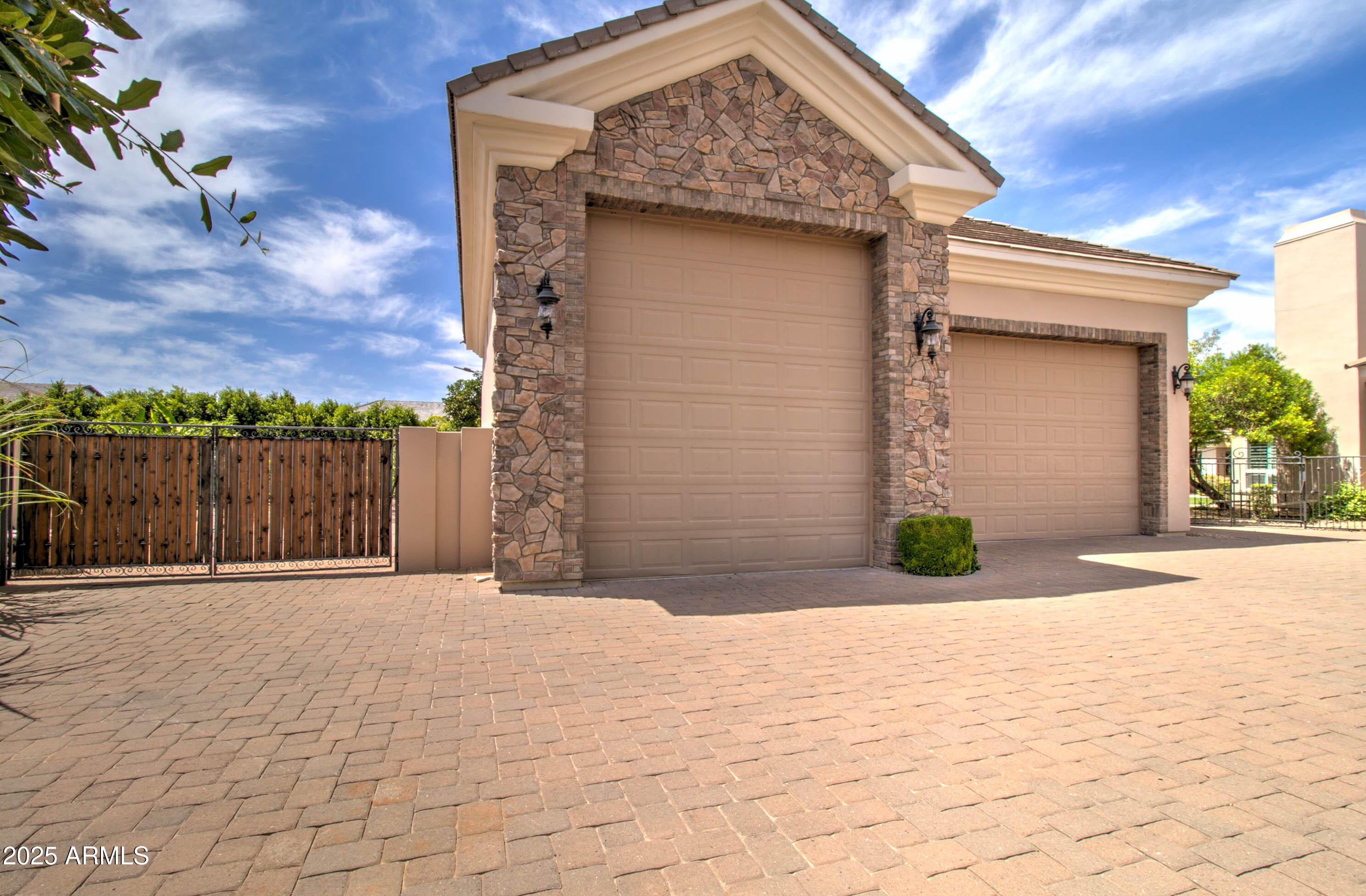 3949 E NORCROFT Circle