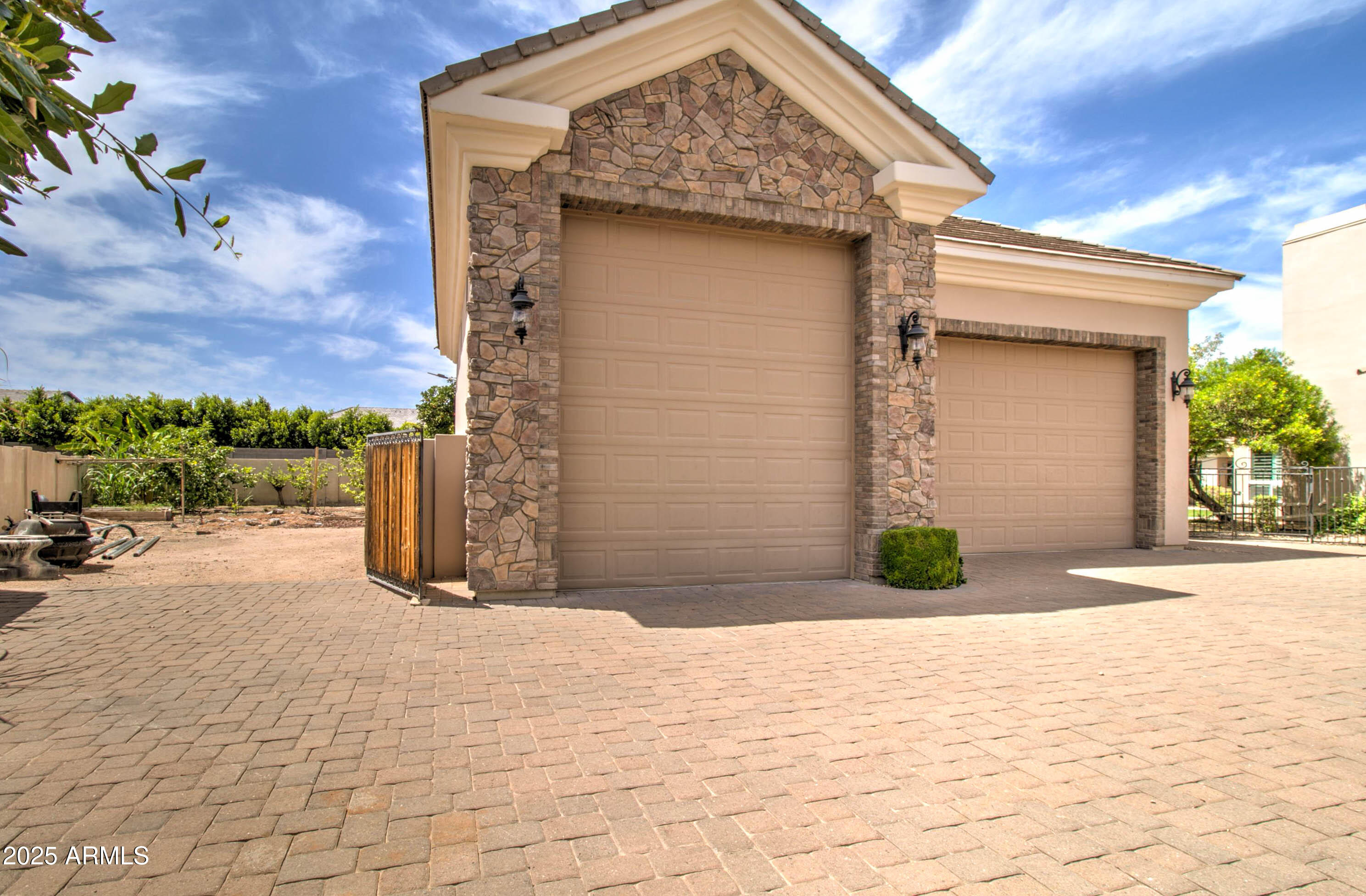 3949 E NORCROFT Circle