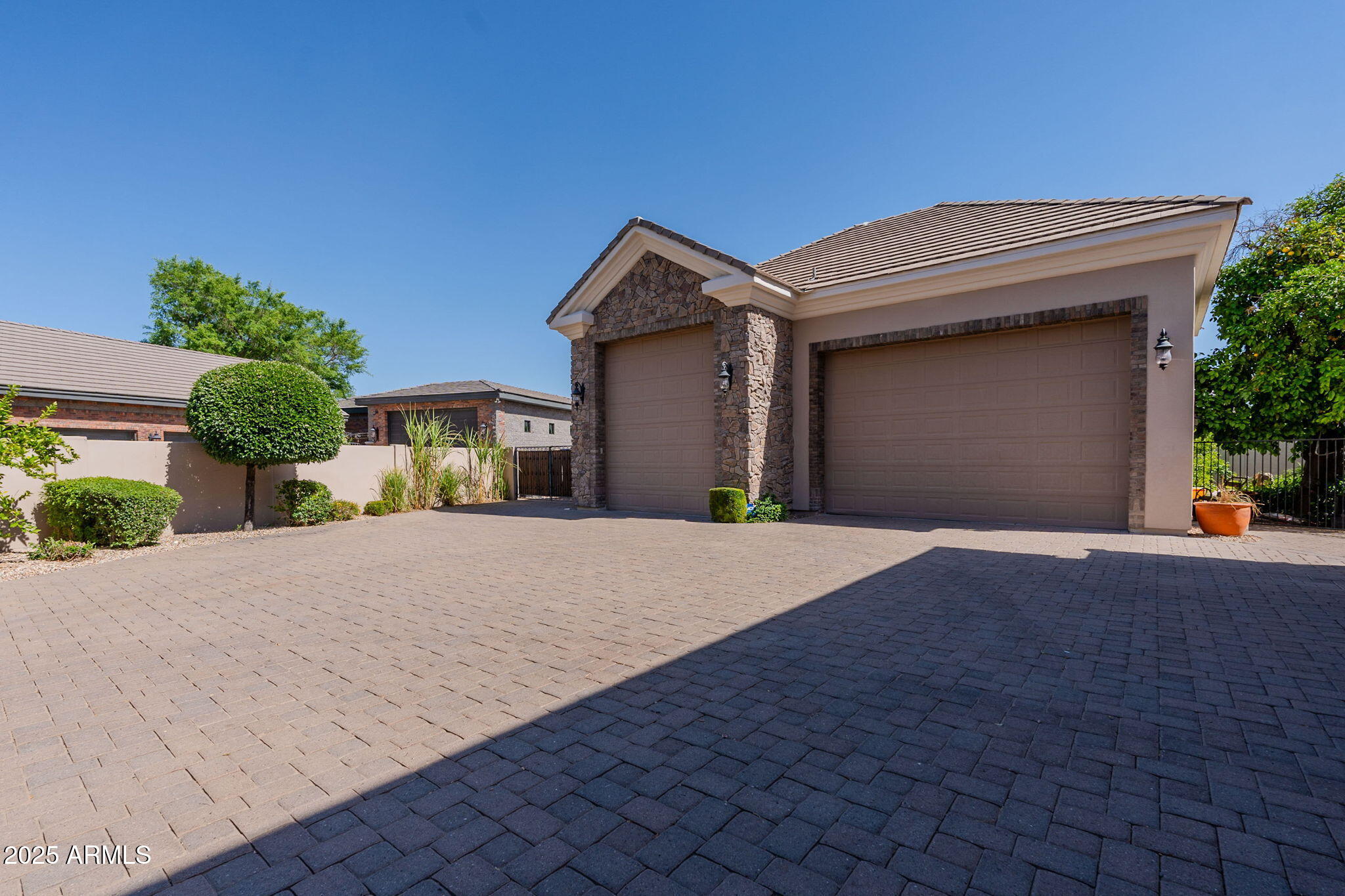 3949 E NORCROFT Circle