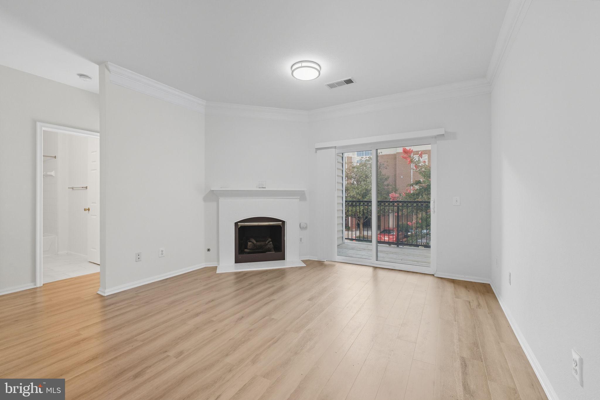 1581 SPRING GATE DRIVE 5203