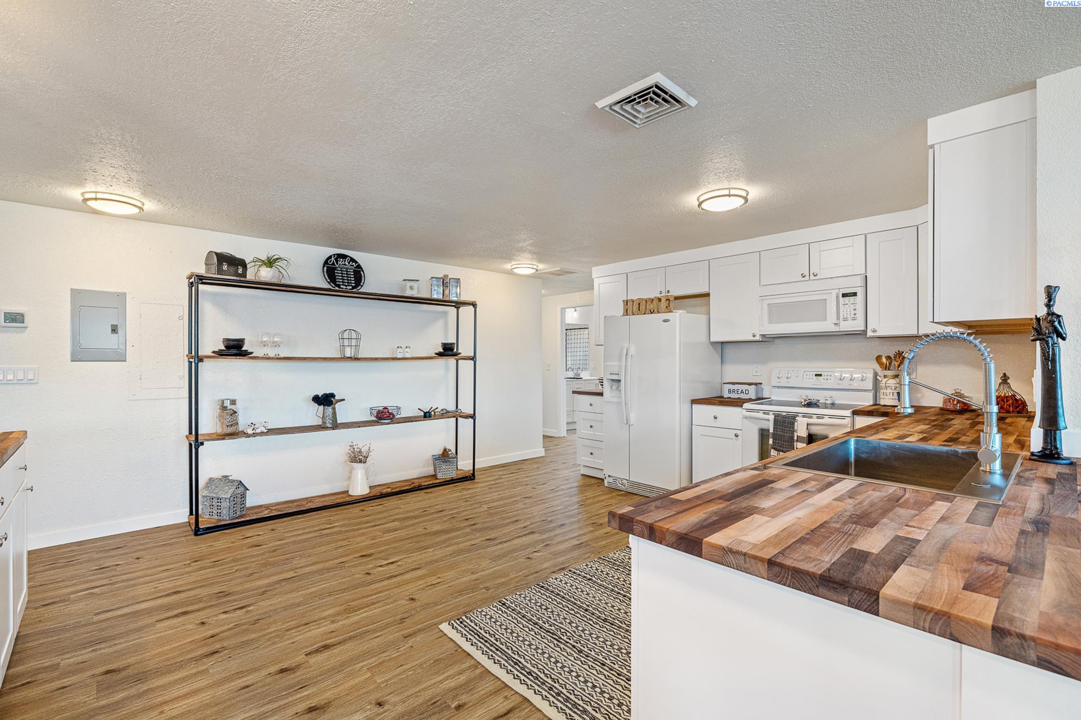 104105 E Badger Road