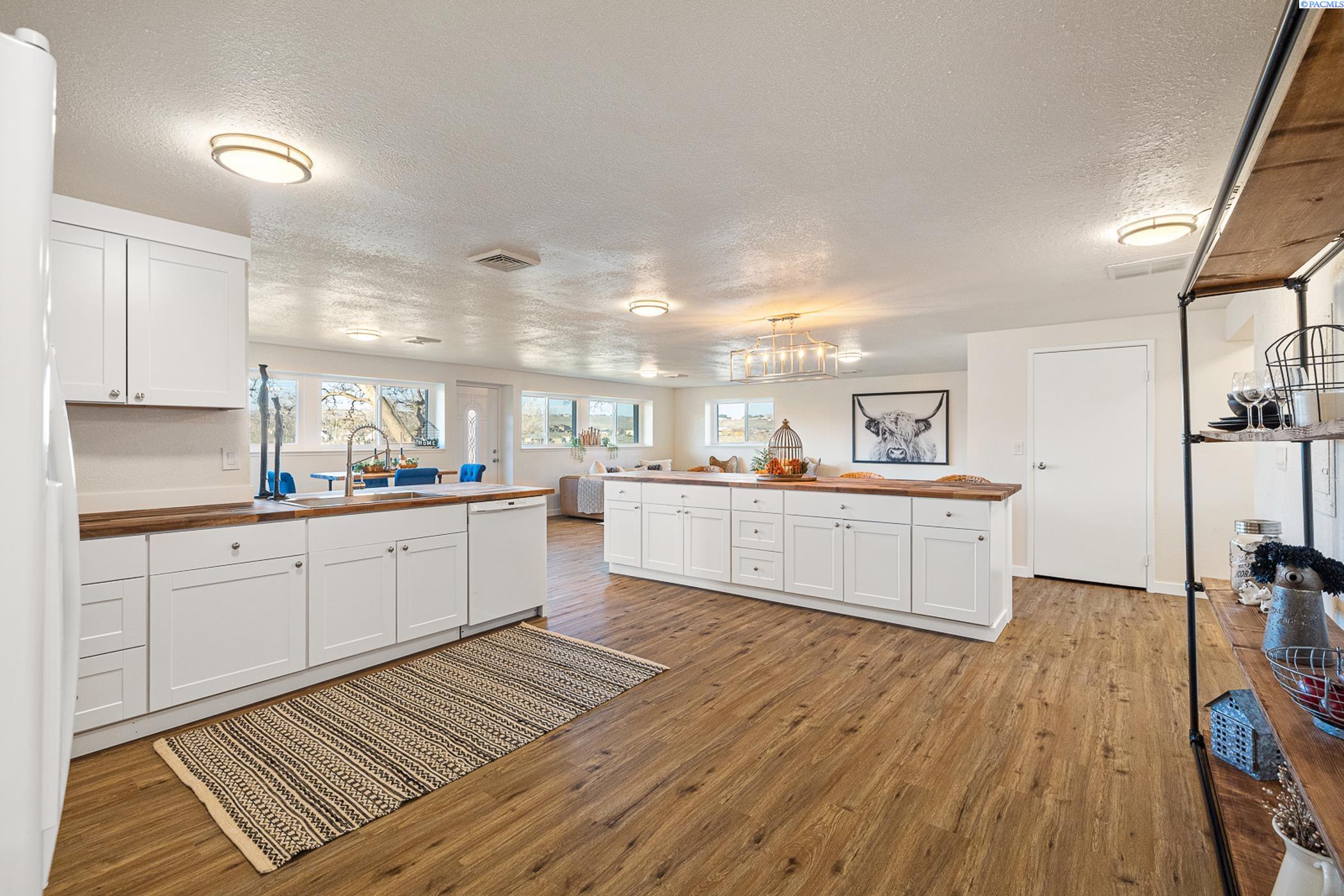 104105 E Badger Road