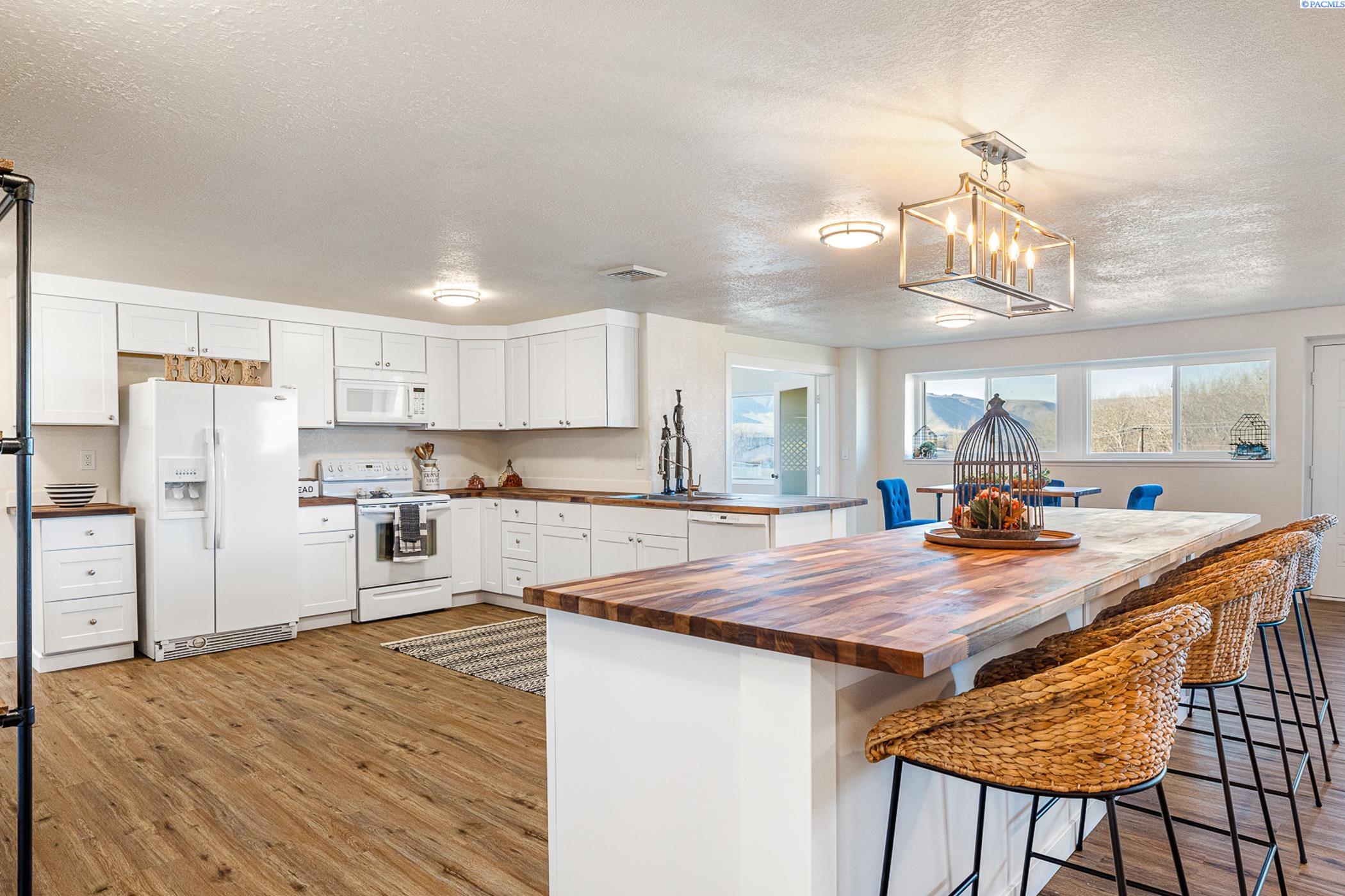 104105 E Badger Road