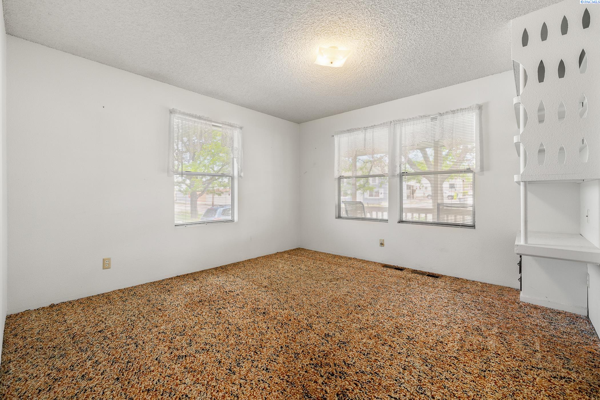 626 W Grand Ronde Avenue