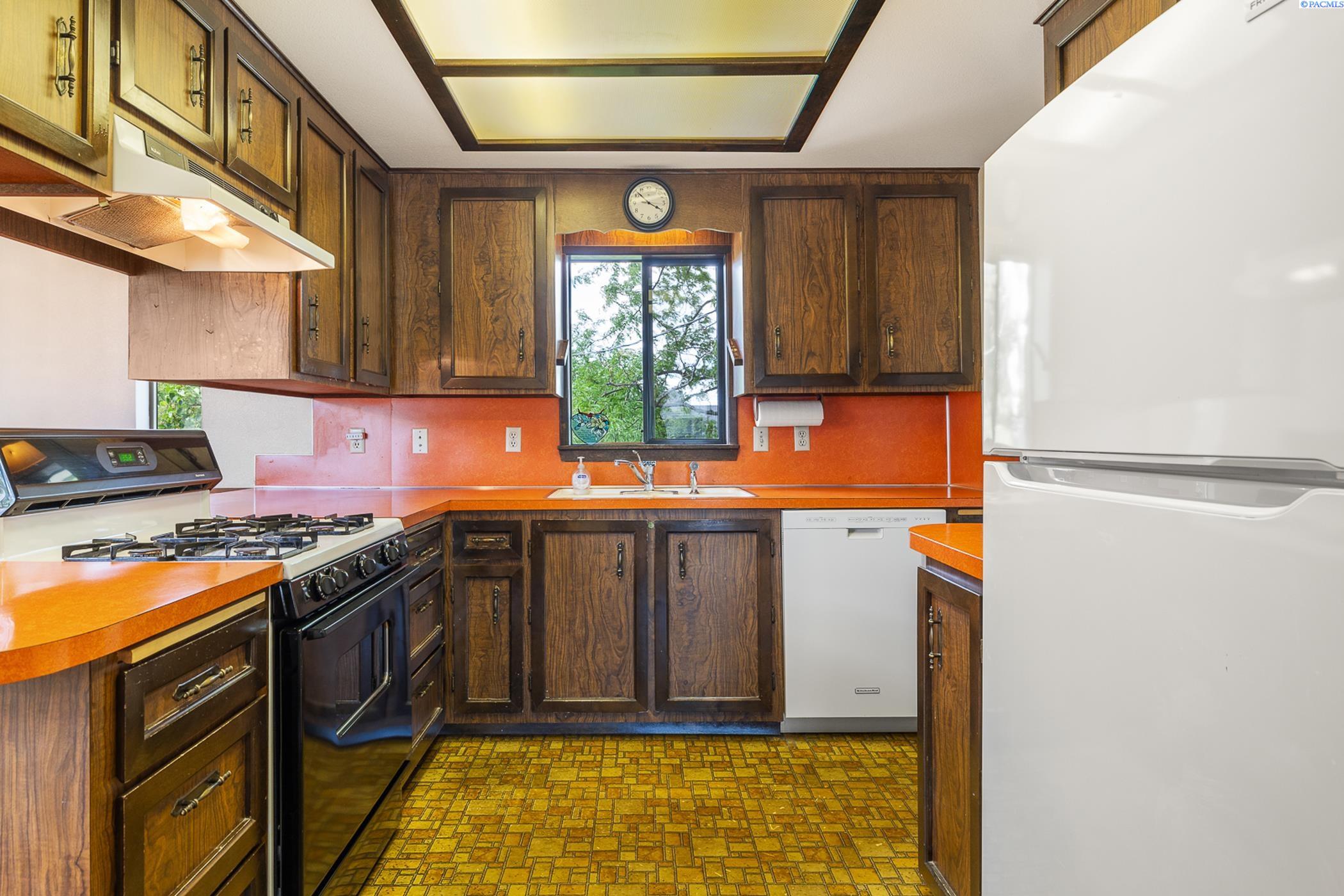626 W Grand Ronde Avenue