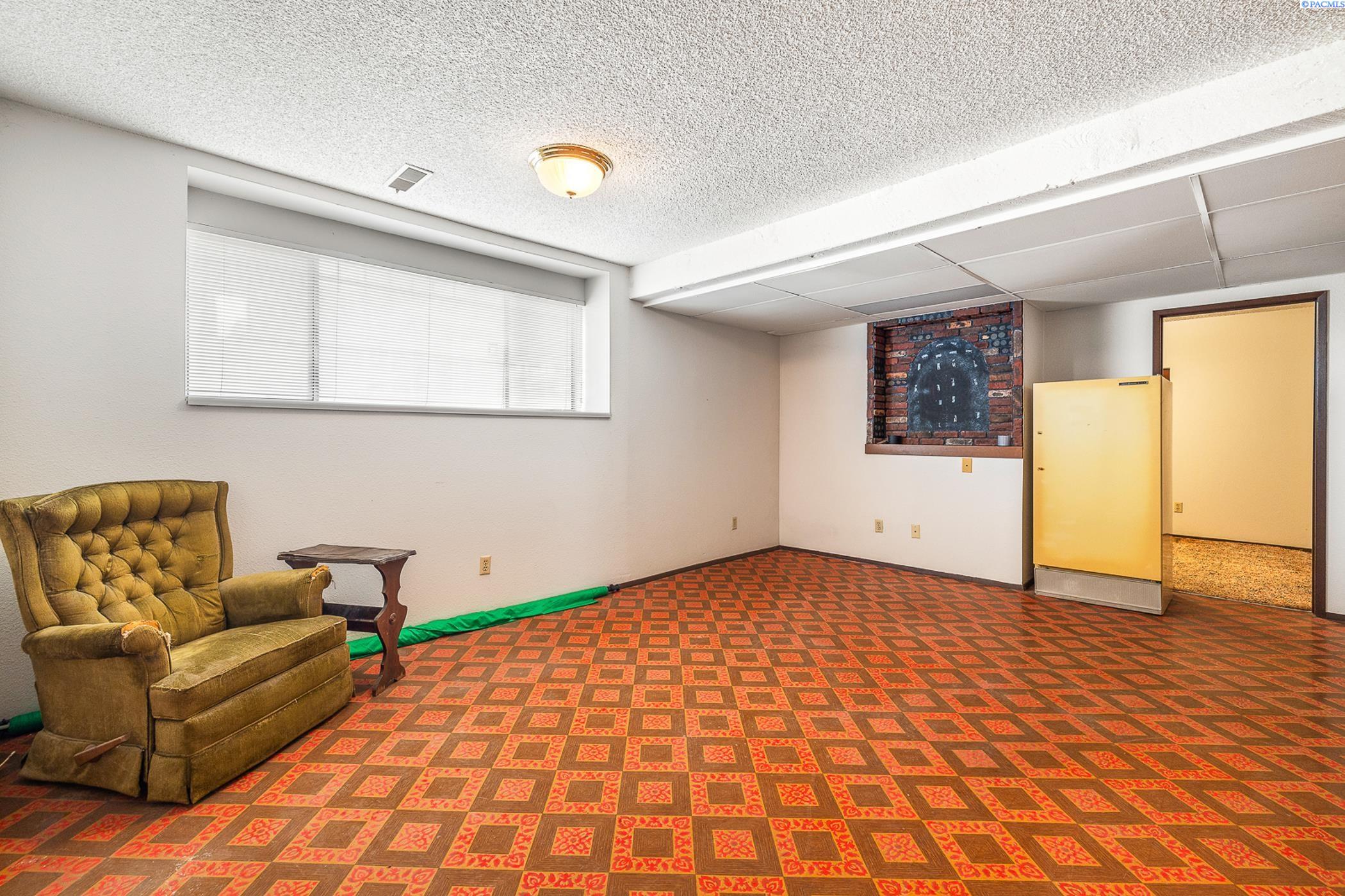 626 W Grand Ronde Avenue
