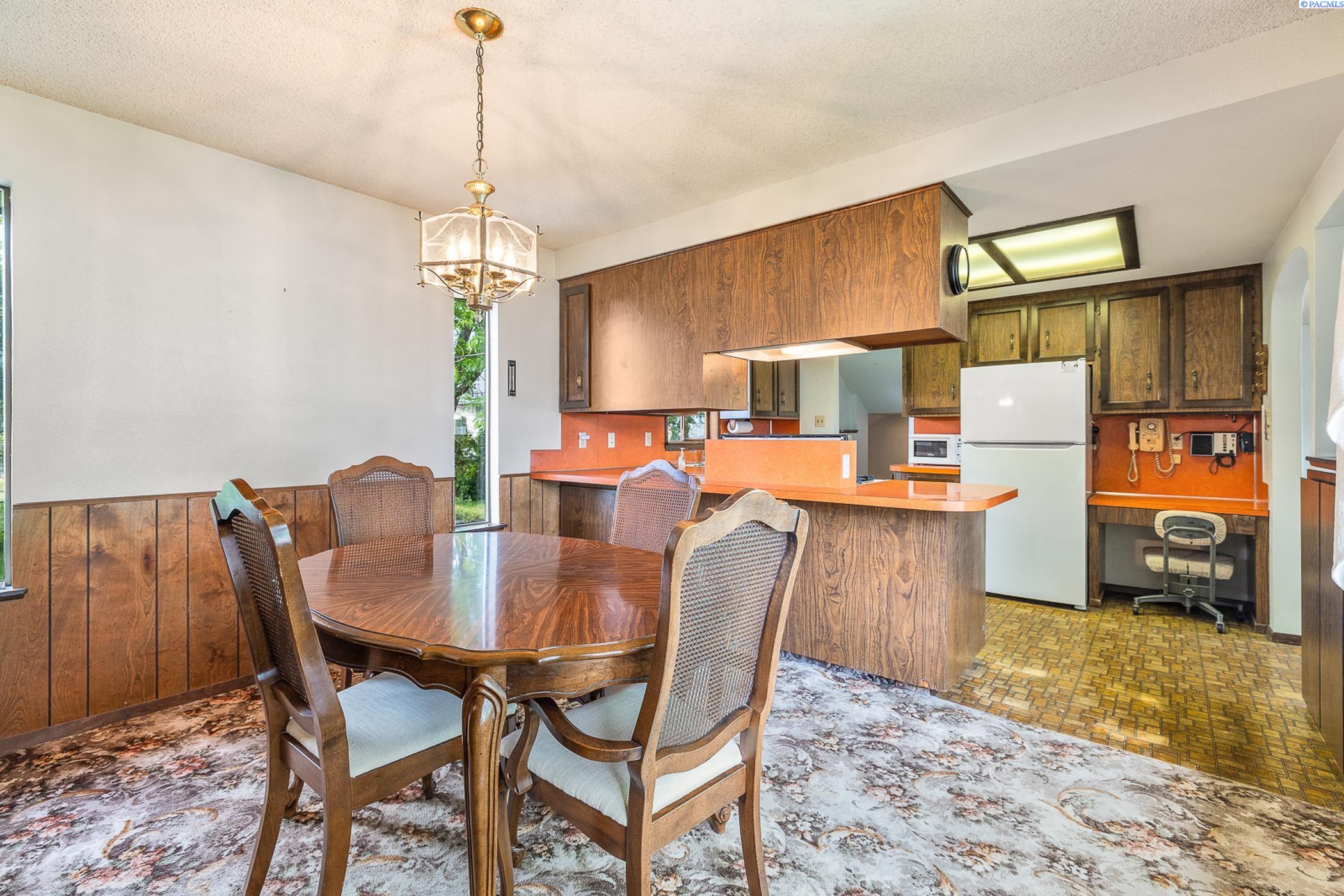 626 W Grand Ronde Avenue