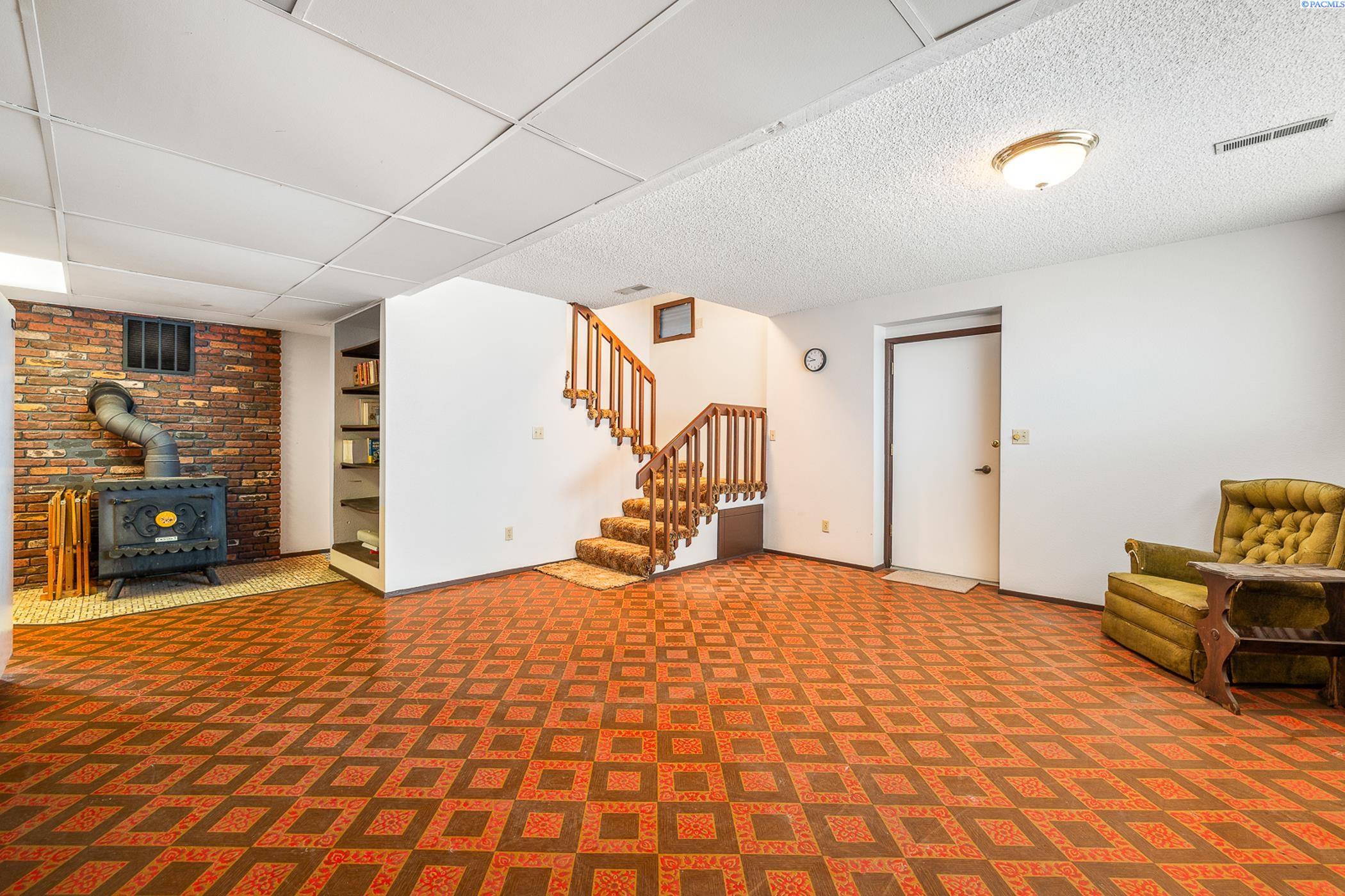 626 W Grand Ronde Avenue
