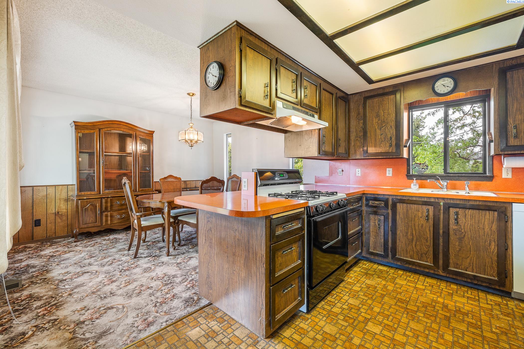 626 W Grand Ronde Avenue