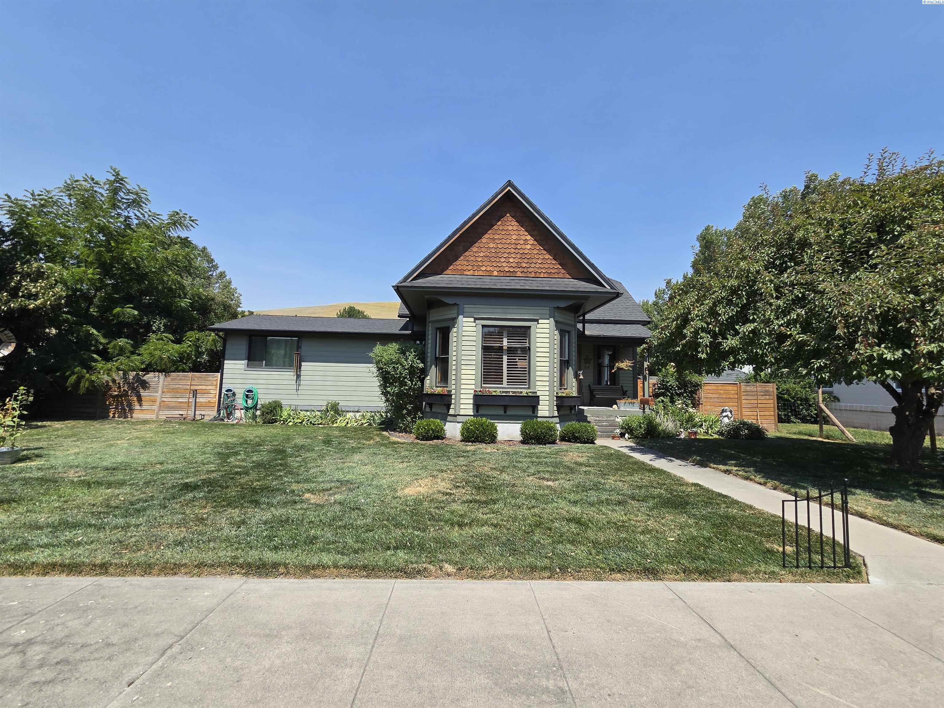 218 W Dayton Avenue