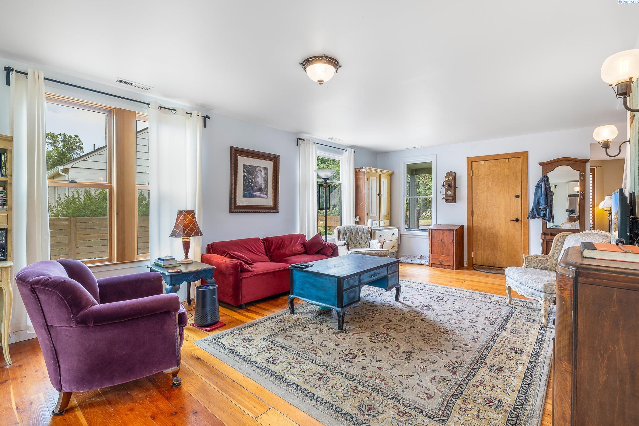 218 W Dayton Avenue