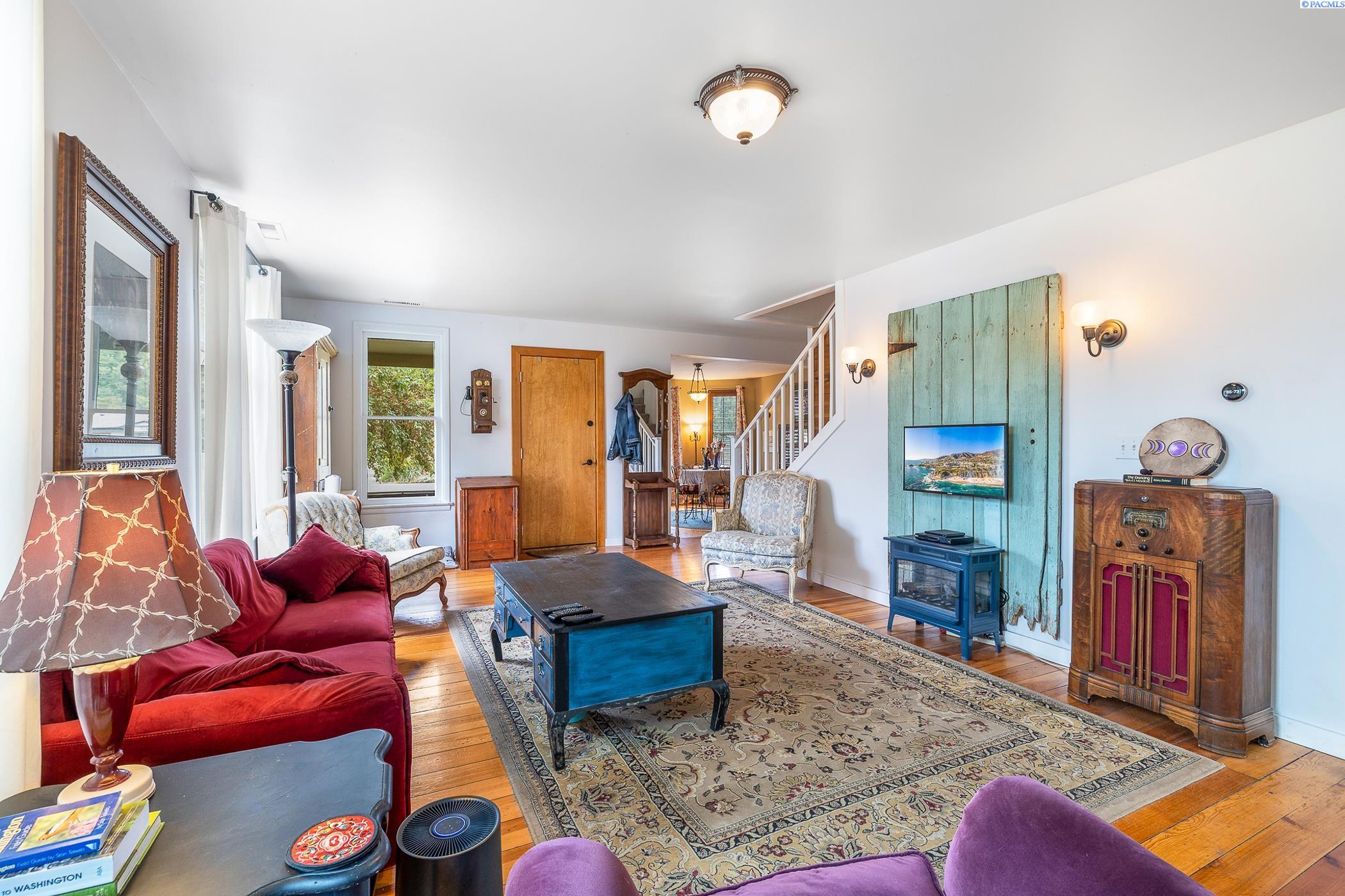 218 W Dayton Avenue