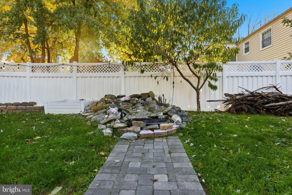 1816 ROCKY GLEN DRIVE