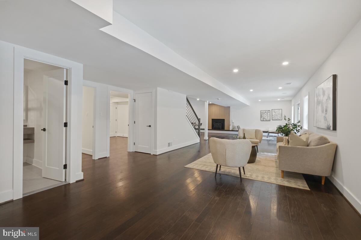 9816 GLENOLDEN DRIVE