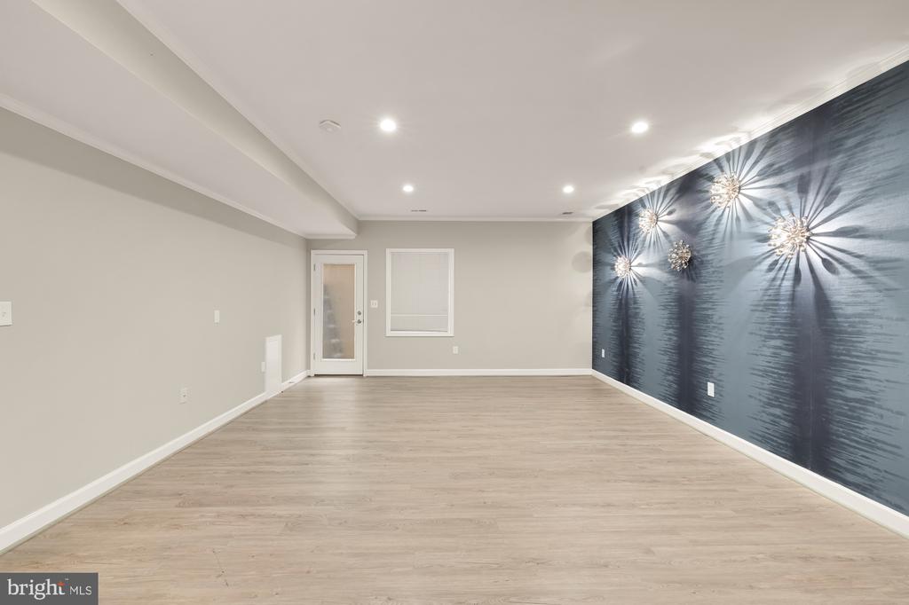 7813 STABLE WAY