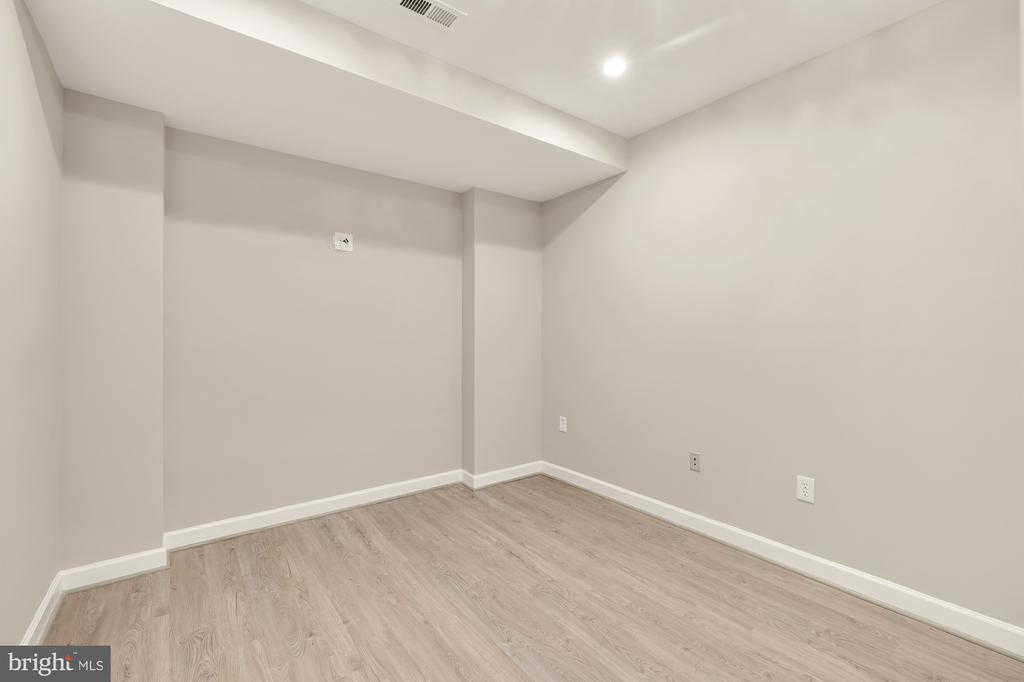 7813 STABLE WAY
