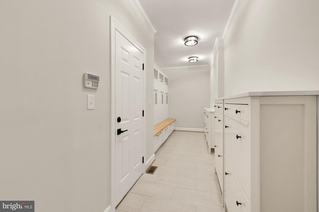 7813 STABLE WAY