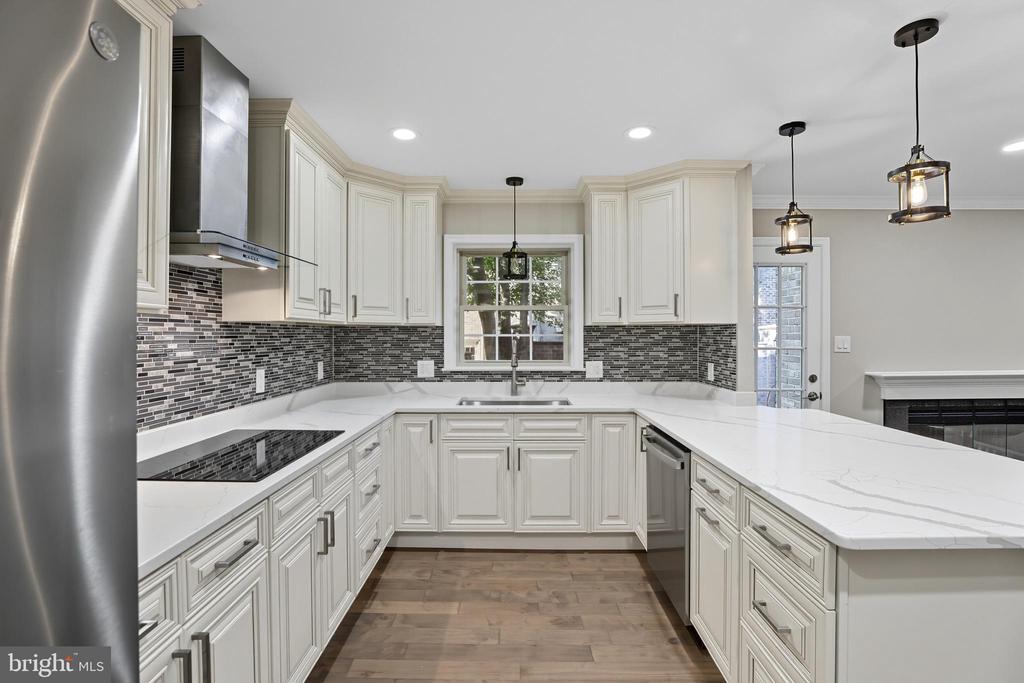 5725 BREWER HOUSE CIRCLE