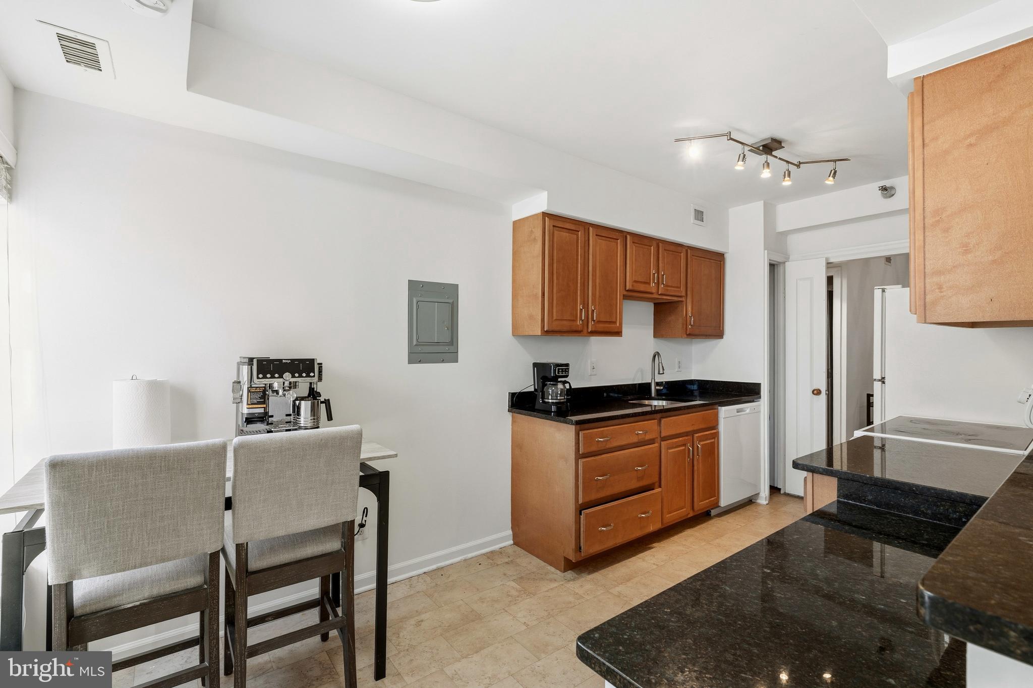 5800 NICHOLSON LANE 1-201