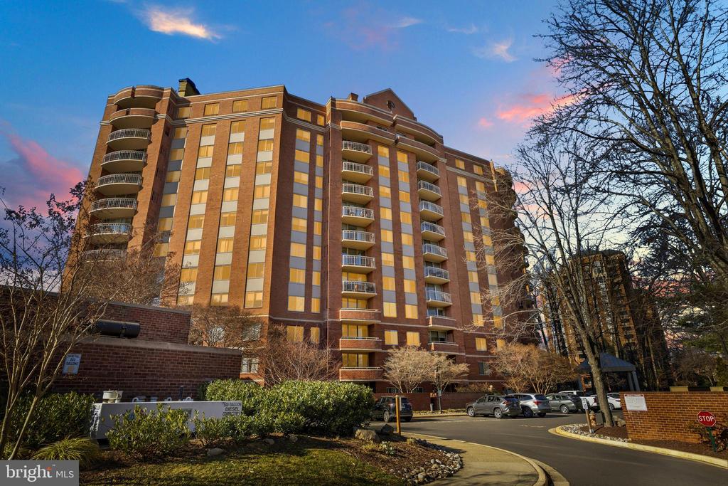 5800 NICHOLSON LANE 1-201