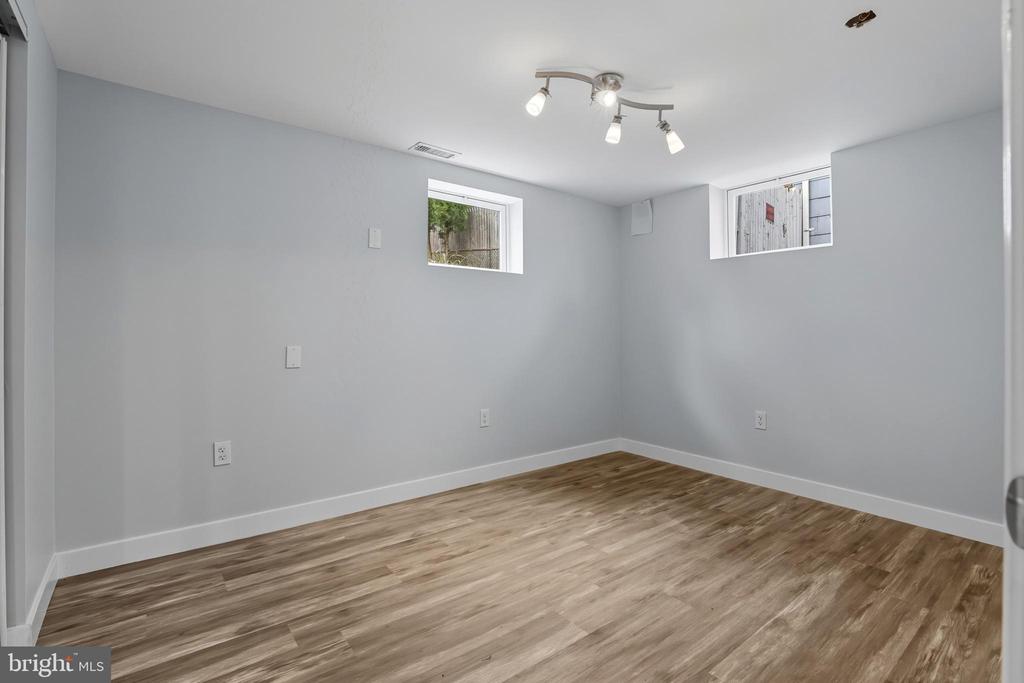 5117 HOLLYWOOD ROAD