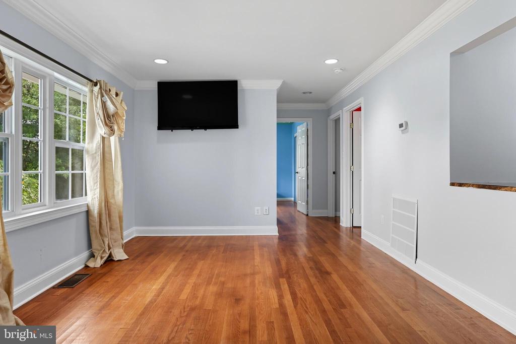 5117 HOLLYWOOD ROAD