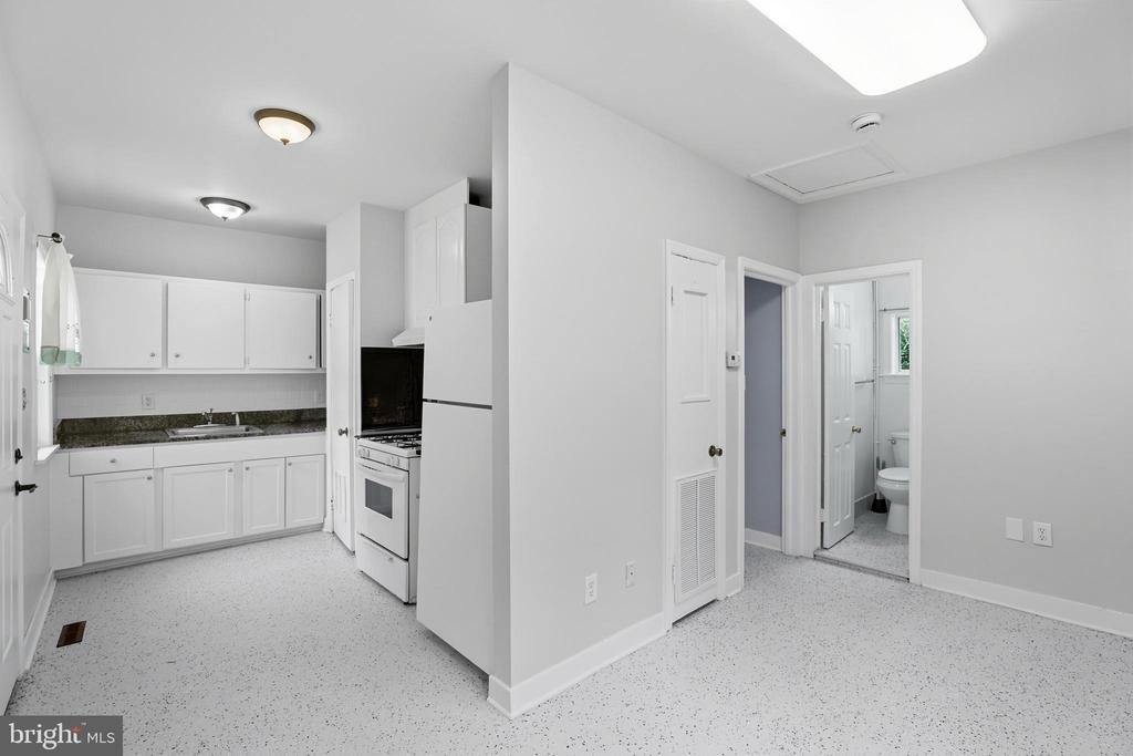 5117 HOLLYWOOD ROAD