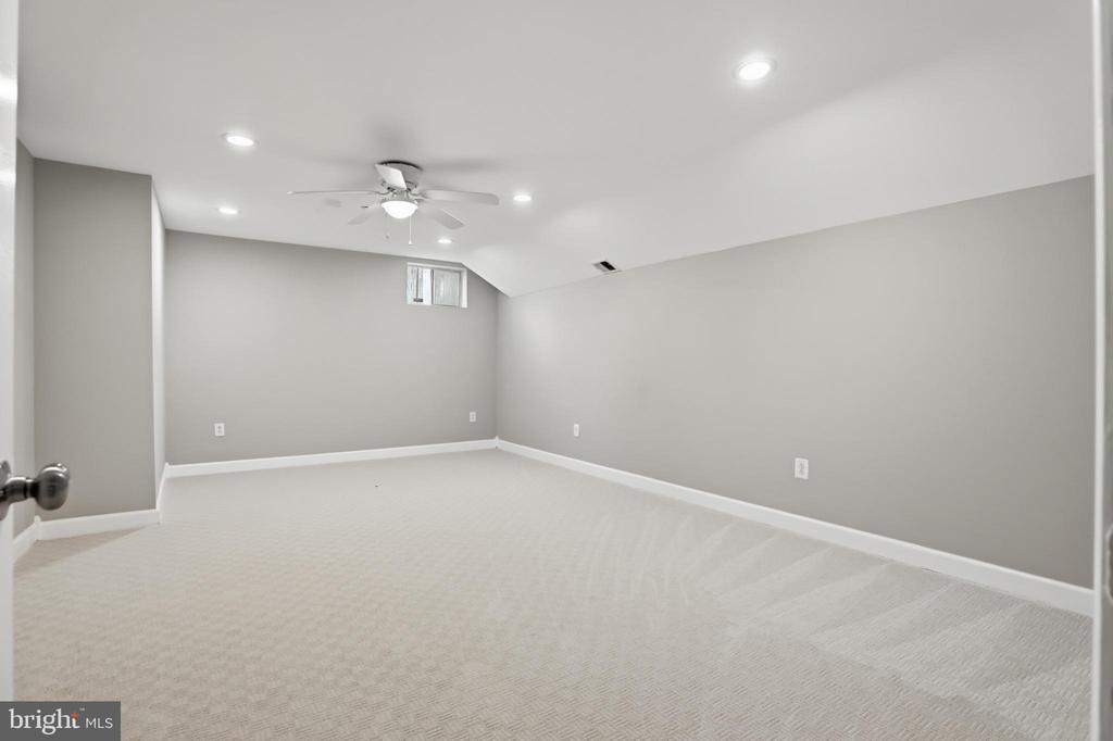 5704 LYNGATE COURT