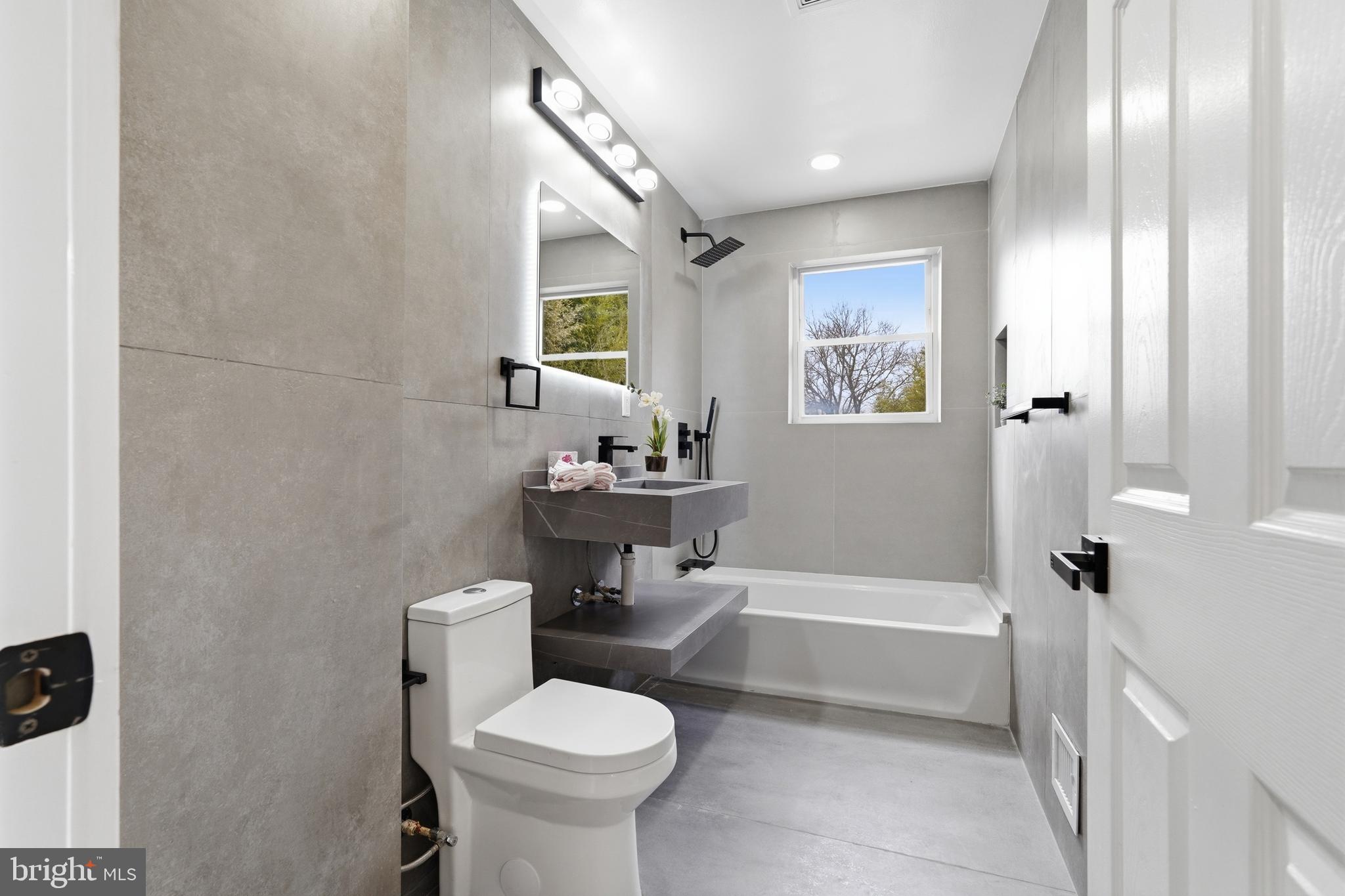 5621 HAWTHORNE STREET