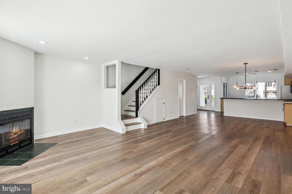 33 QUEEN ANNE WAY F